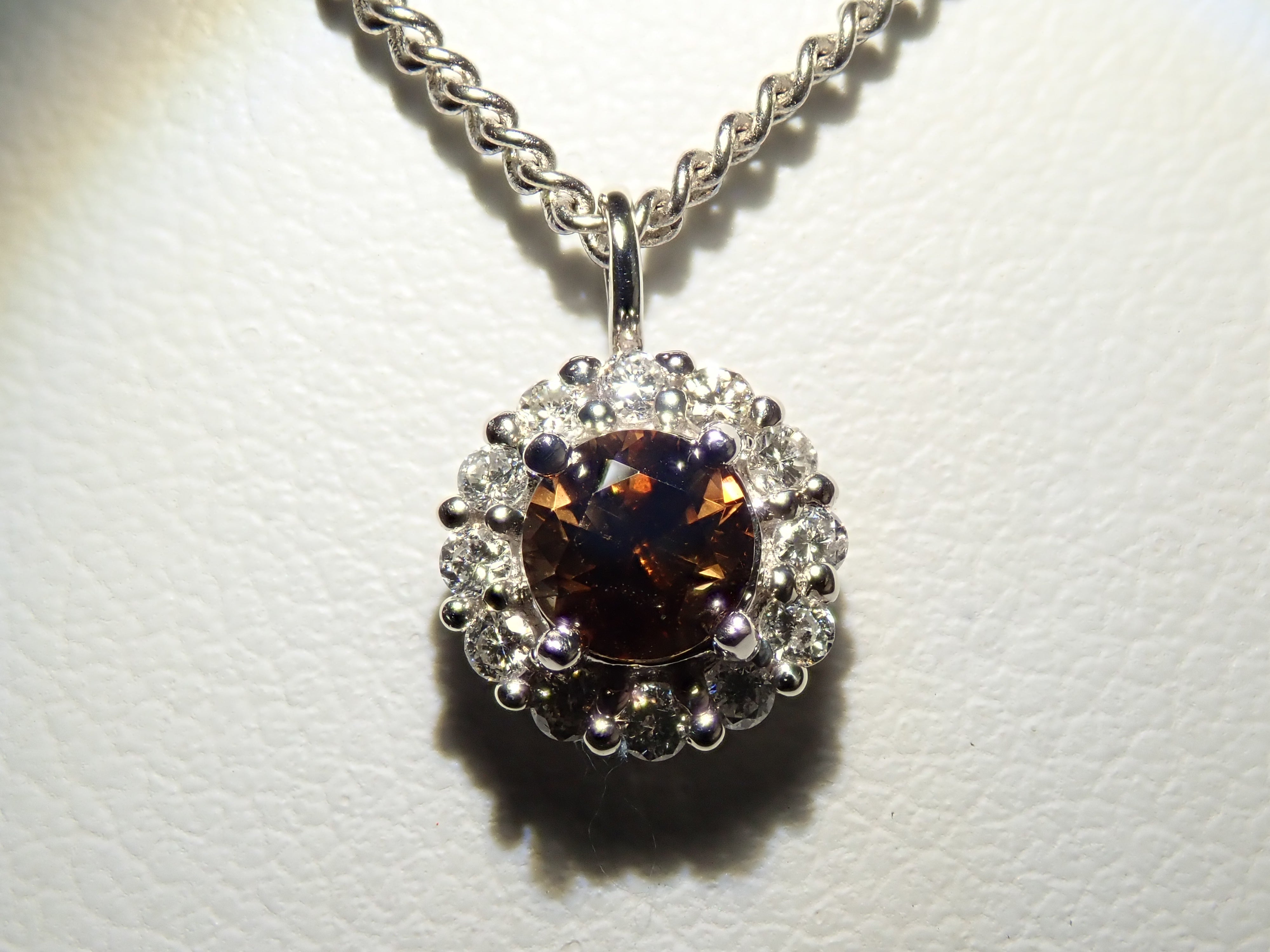 【抽選販売0812_03】Pt900 中国・雲南省産キャシテライト 4mm/0.57ct ・ダイヤモンド0.16ctペンダントトップ(ネックレストップ)鑑別書