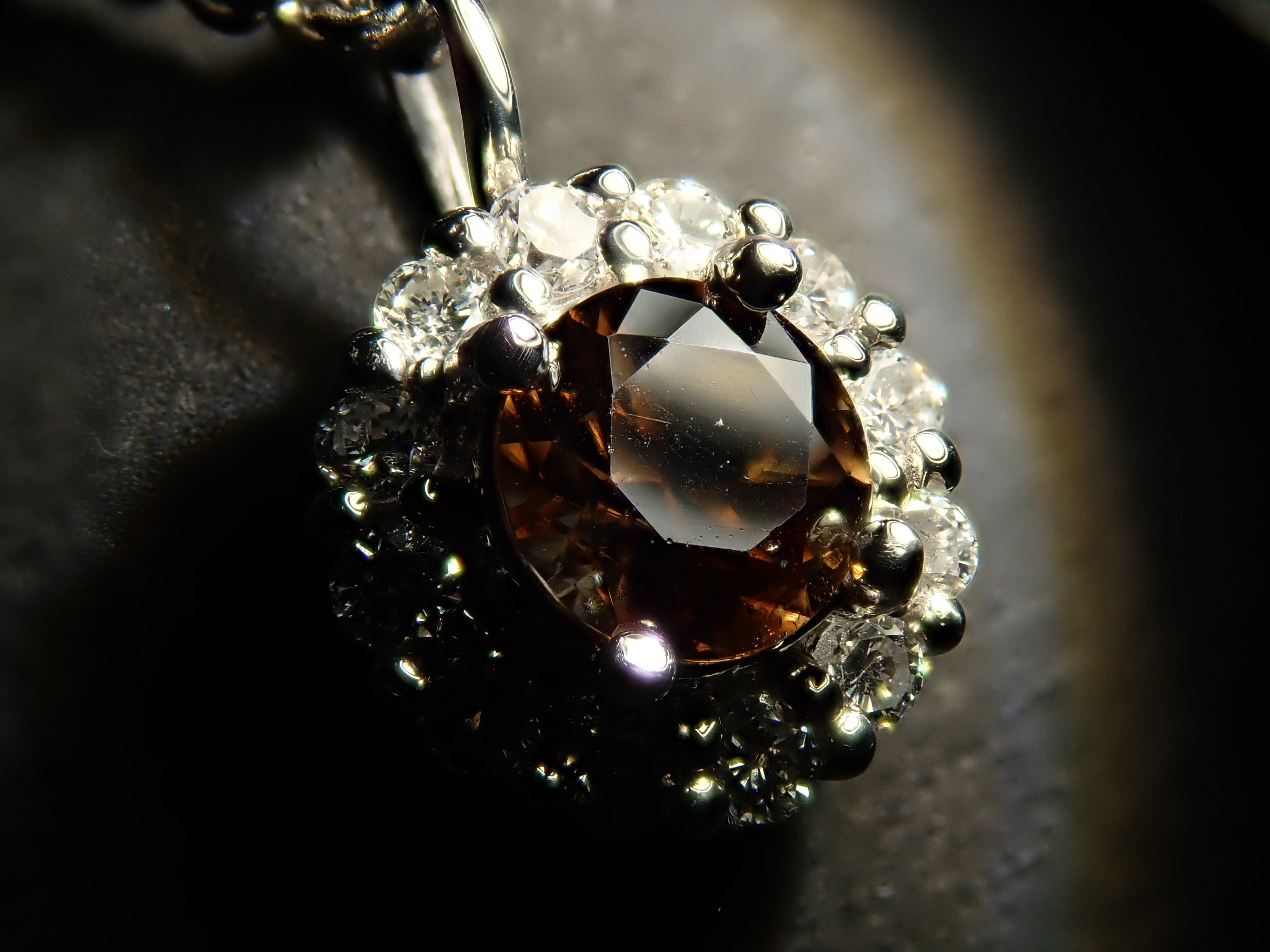 【抽選販売0812_03】Pt900 中国・雲南省産キャシテライト 4mm/0.57ct ・ダイヤモンド0.16ctペンダントトップ(ネックレストップ)鑑別書