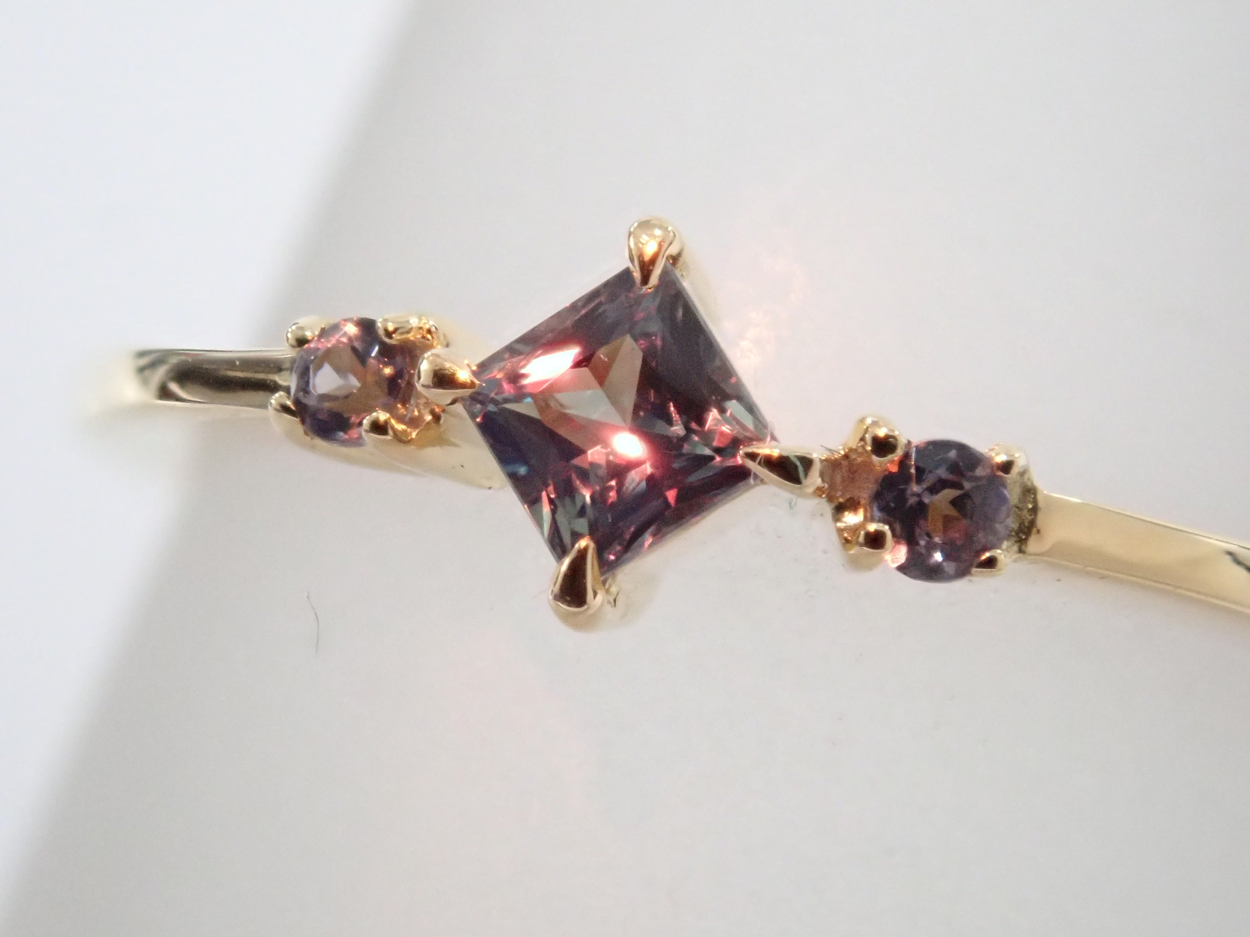 【22602505掲載】K18YG ブラジル産アレキサンドライト 0.087ct ピンキーリング