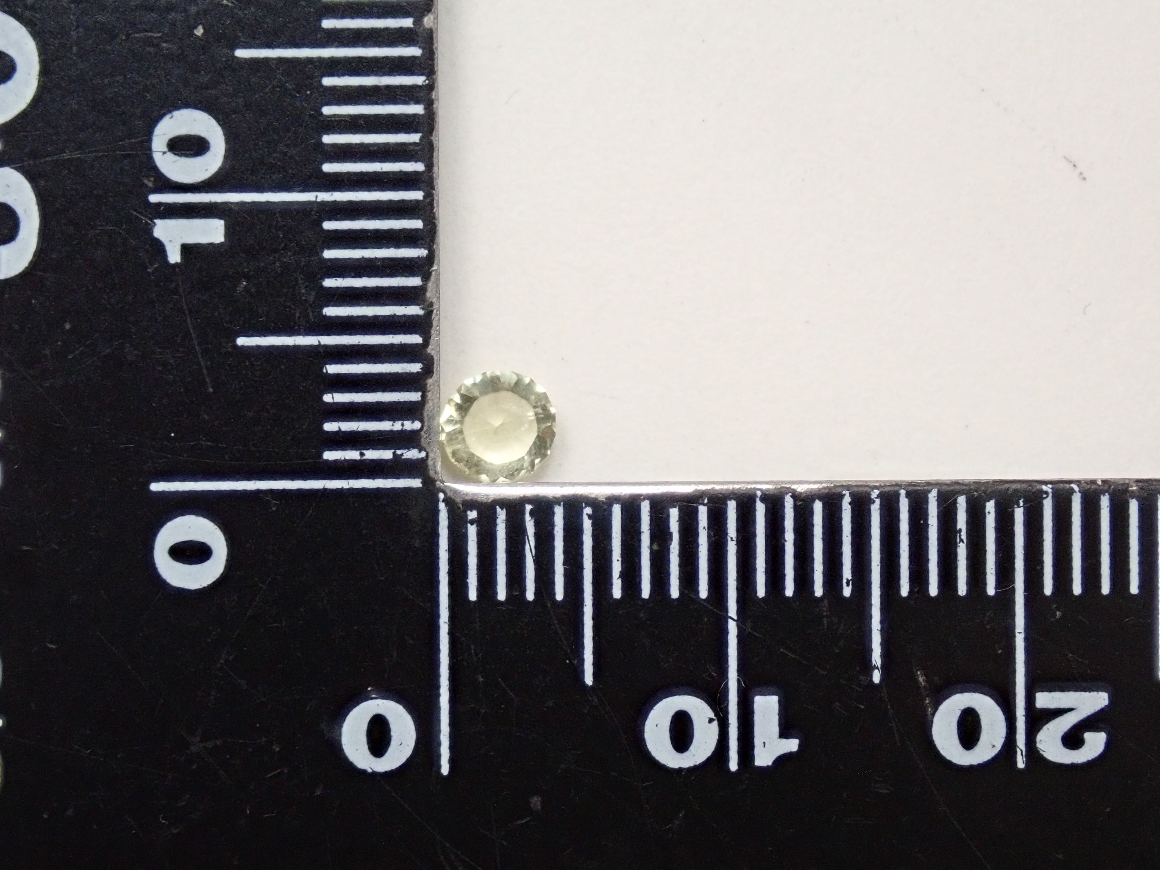 ナイジェリア産イエローベリル(ヘリオドール) 4mm/0.188ctルース