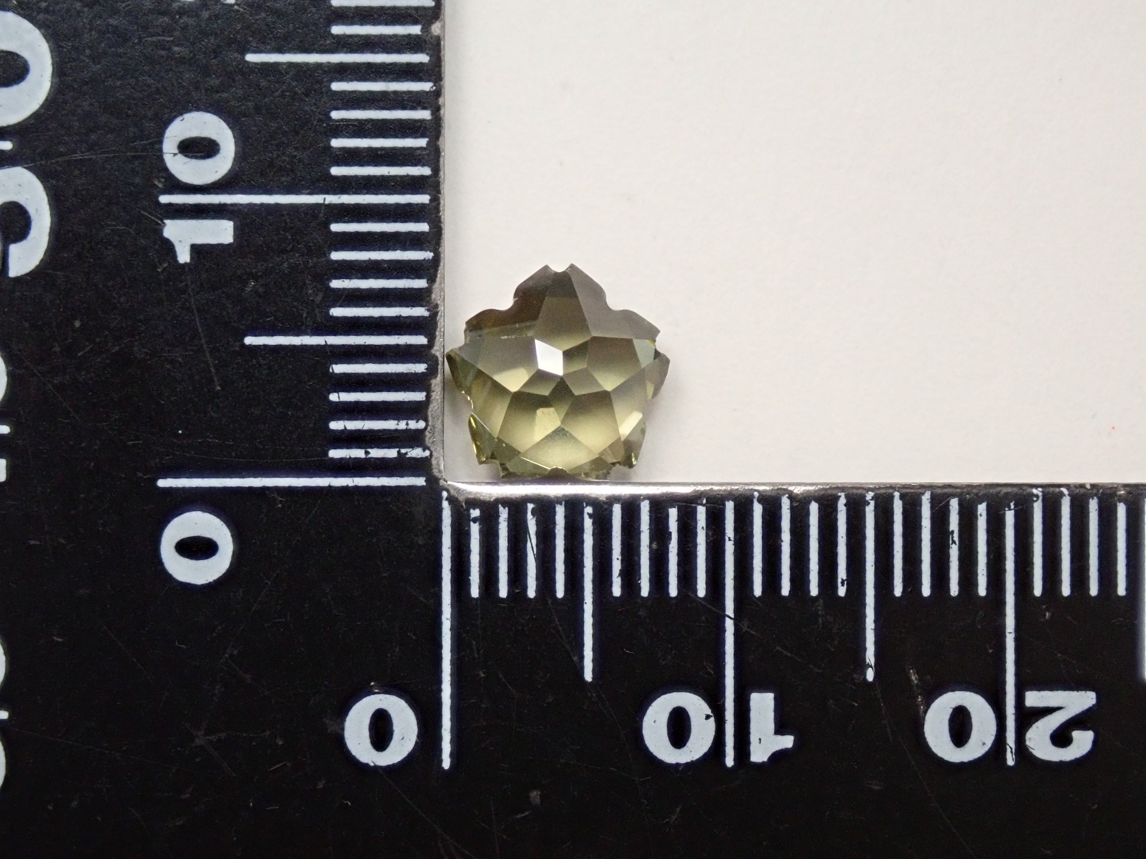 【さくらシェイプ】スリランカ産グリーンジルコン 7.7mm/2.620ctルース