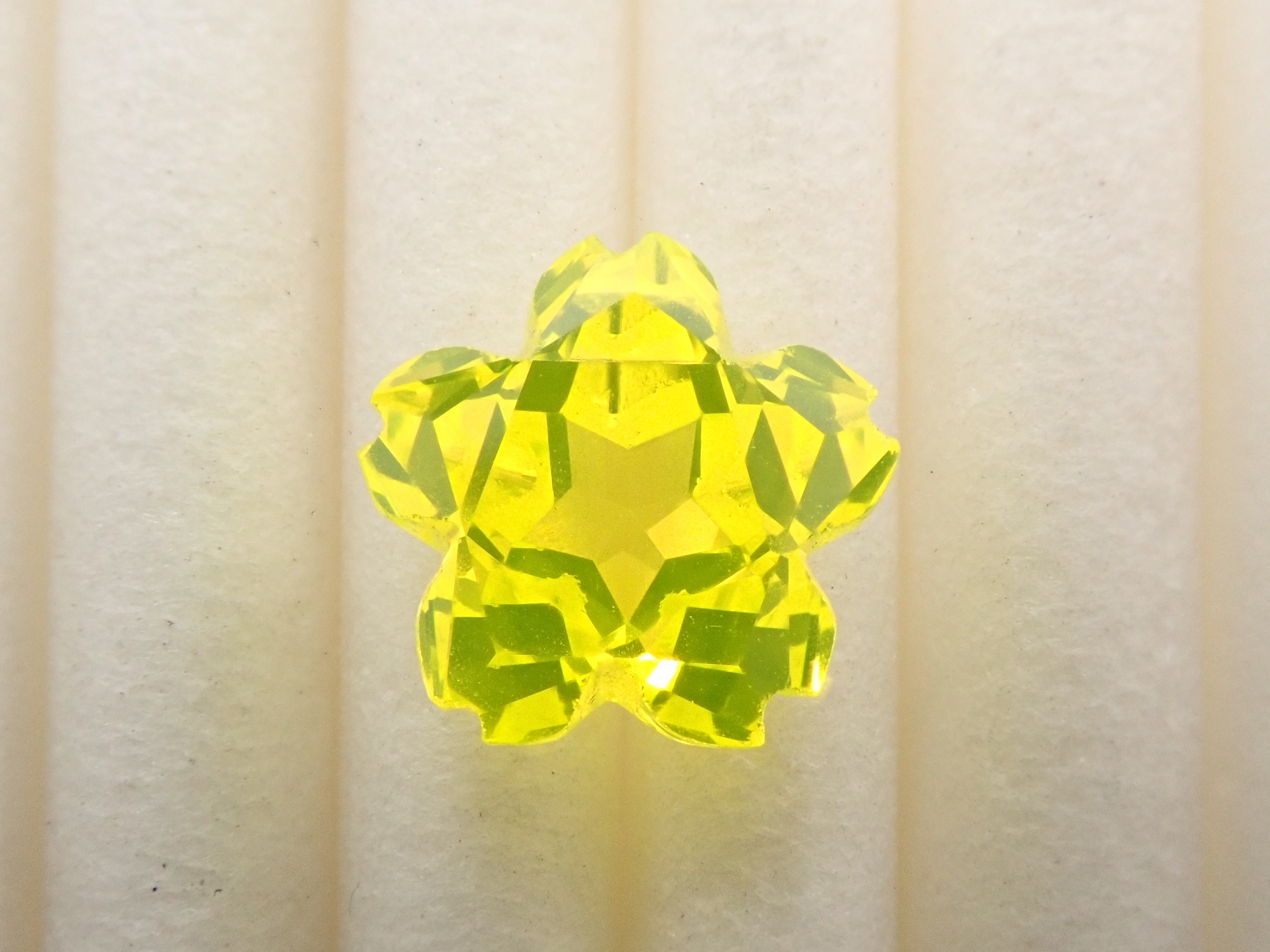 【さくらシェイプ】YAG(イットリウムアルミニウムガーネット) 7.0mm/1.985ct《コラボ》ルース ワッペン