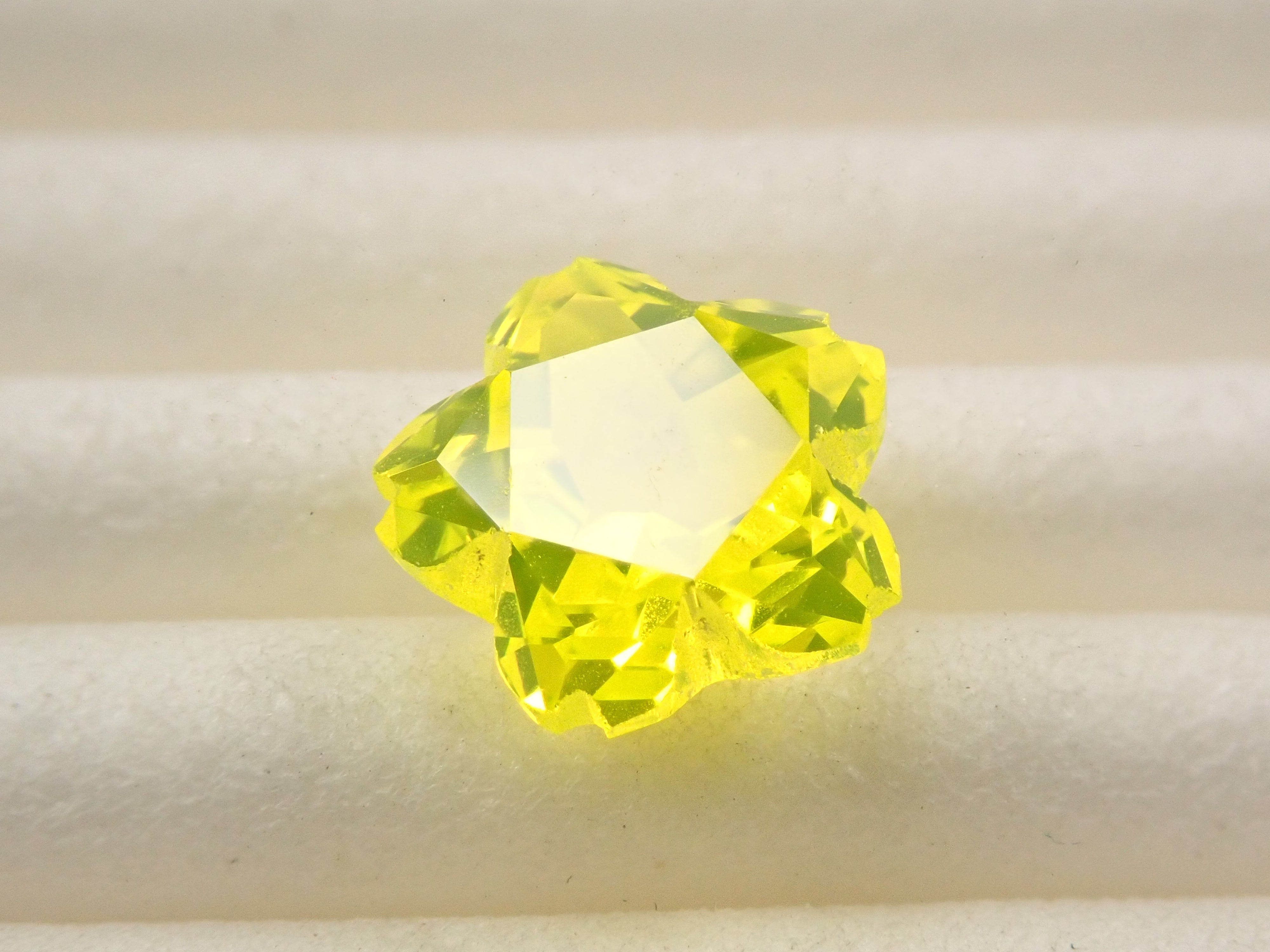 【さくらシェイプ】YAG(イットリウムアルミニウムガーネット) 7.0mm/1.985ct《コラボ》ルース ワッペン