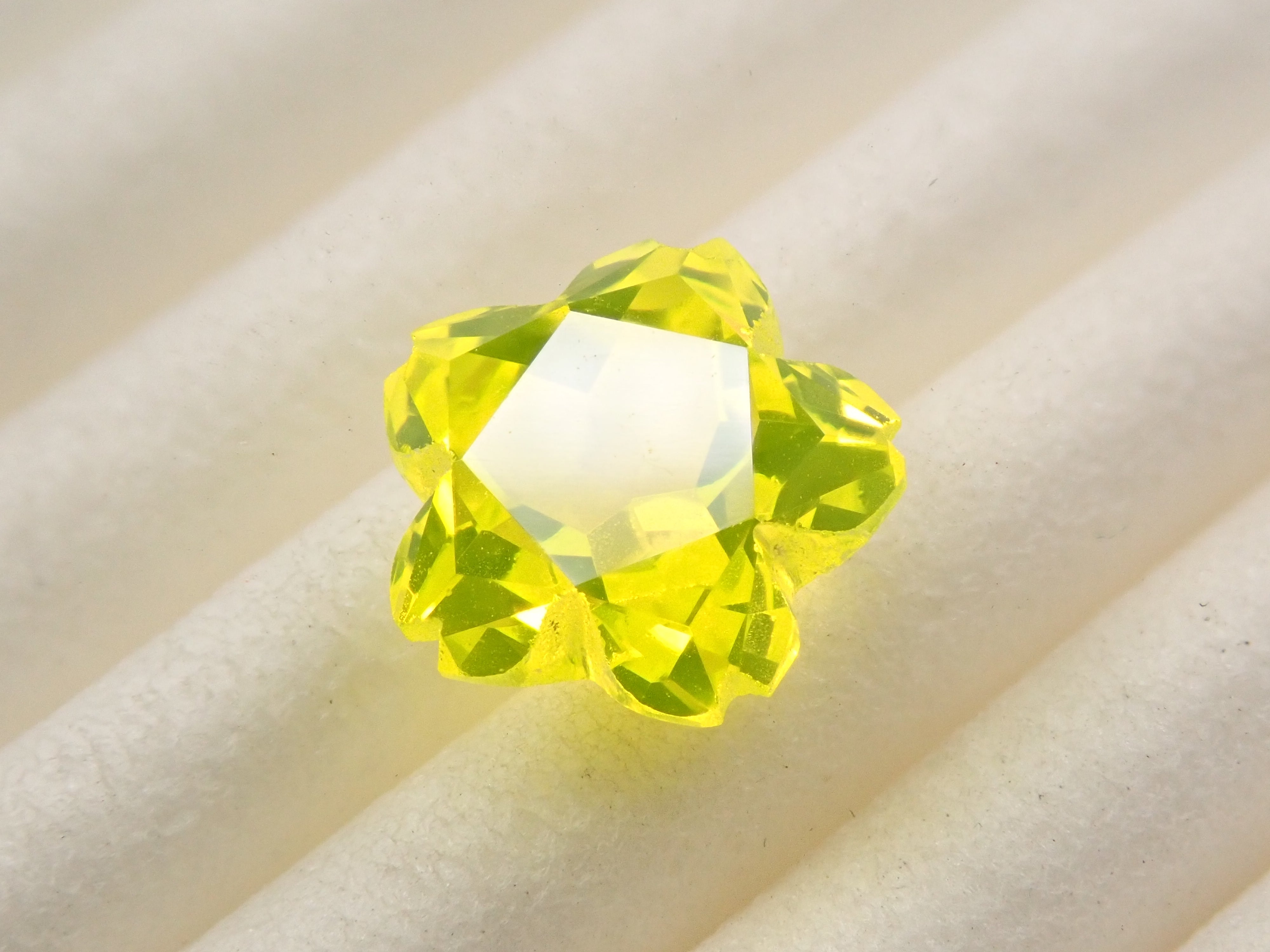 【さくらシェイプ】YAG(イットリウムアルミニウムガーネット) 7.0mm/1.985ct《コラボ》ルース ワッペン