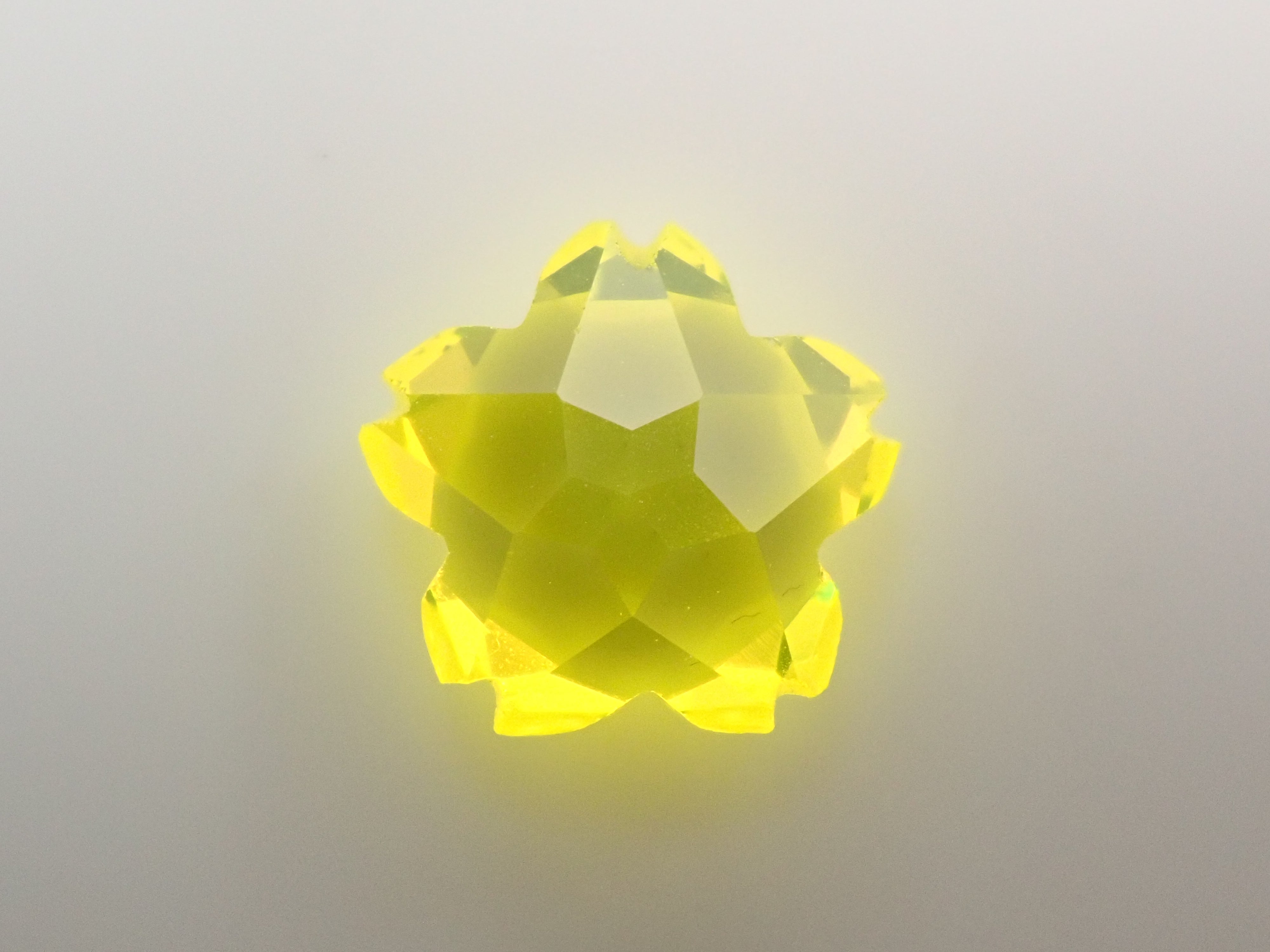 【さくらシェイプ】YAG(イットリウムアルミニウムガーネット) 7.0mm/1.985ct《コラボ》ルース ワッペン