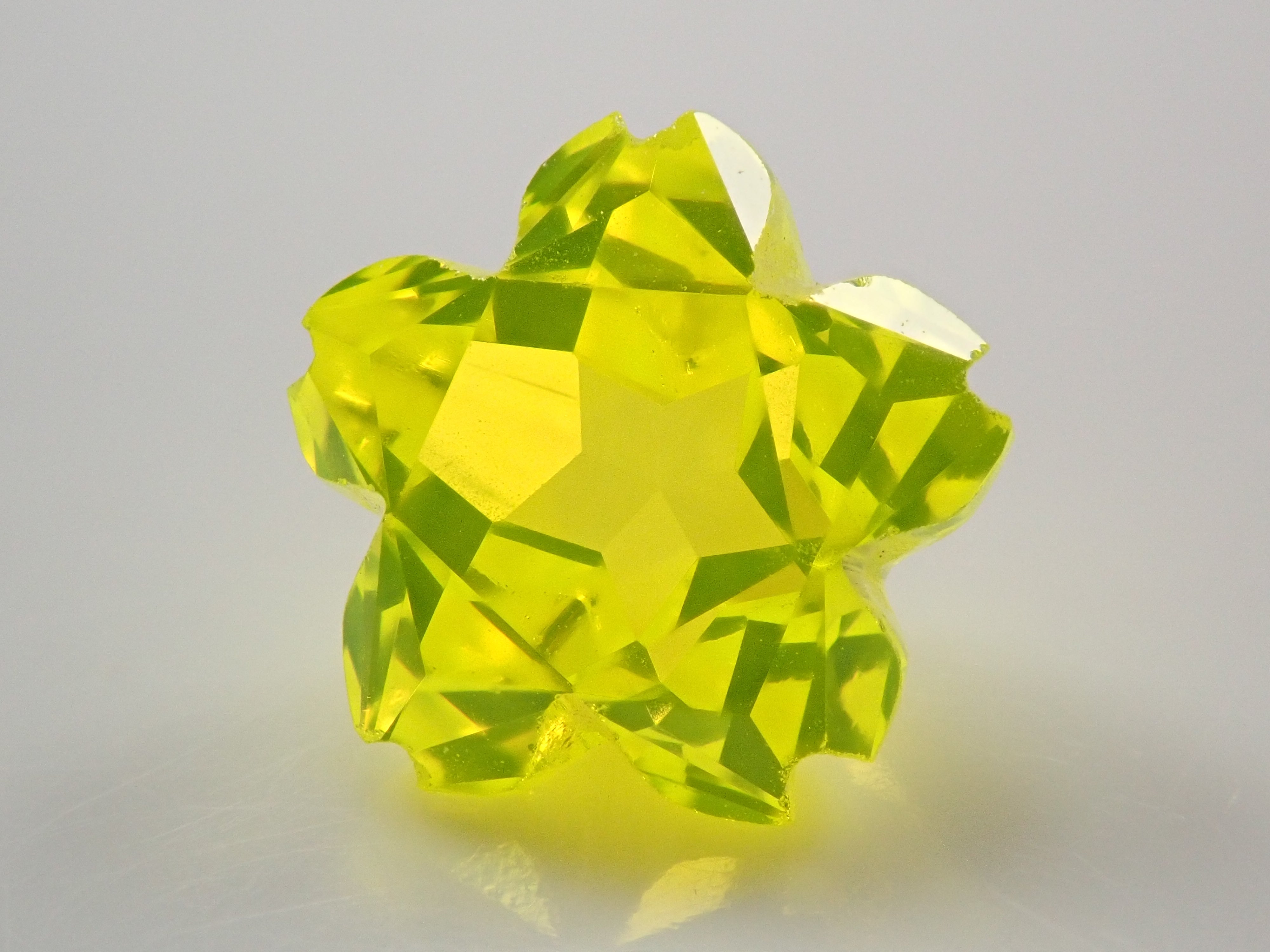 【さくらシェイプ】YAG(イットリウムアルミニウムガーネット) 7.0mm/1.985ct《コラボ》ルース ワッペン