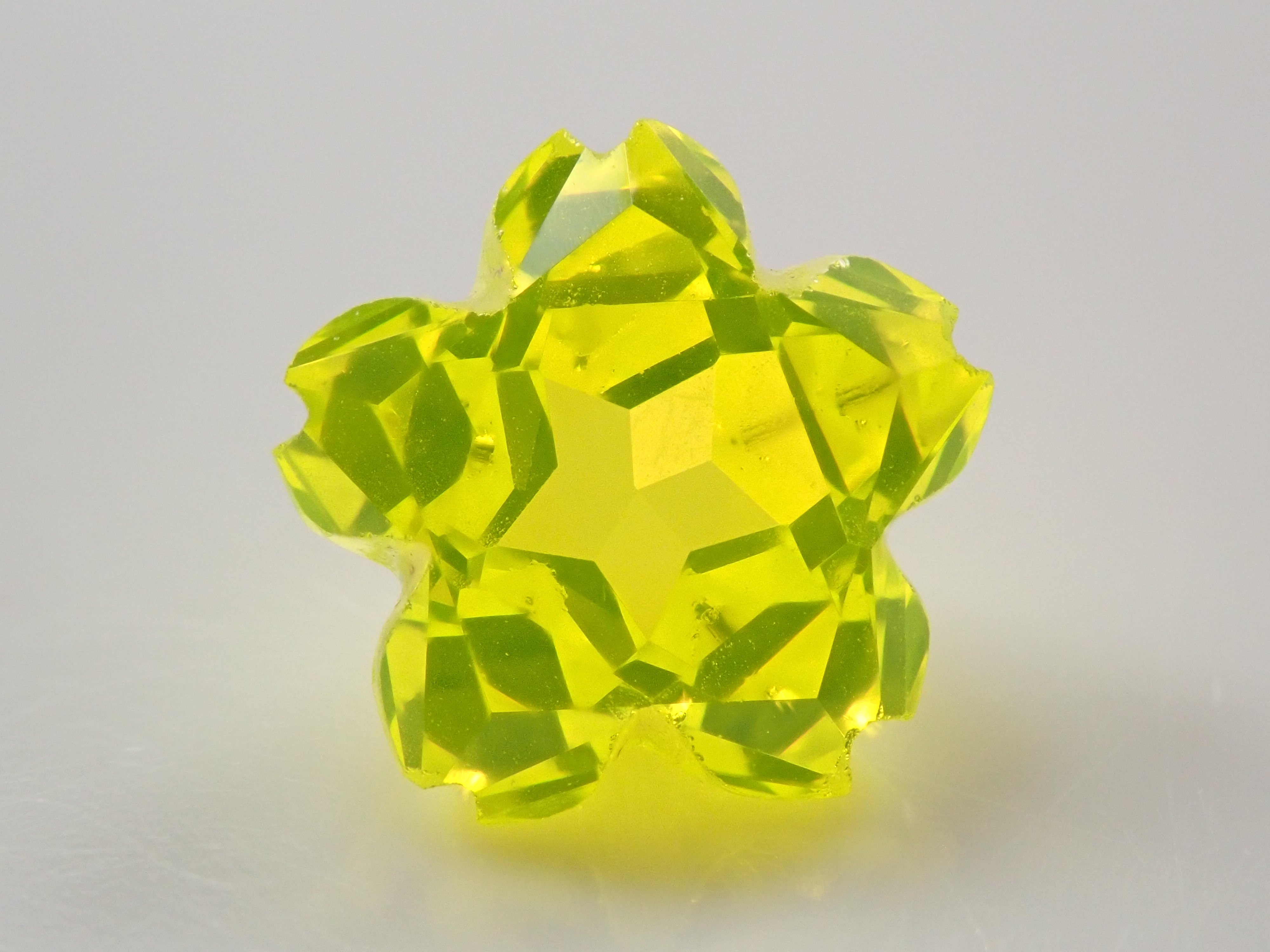 【さくらシェイプ】YAG(イットリウムアルミニウムガーネット) 7.0mm/1.985ct《コラボ》ルース ワッペン
