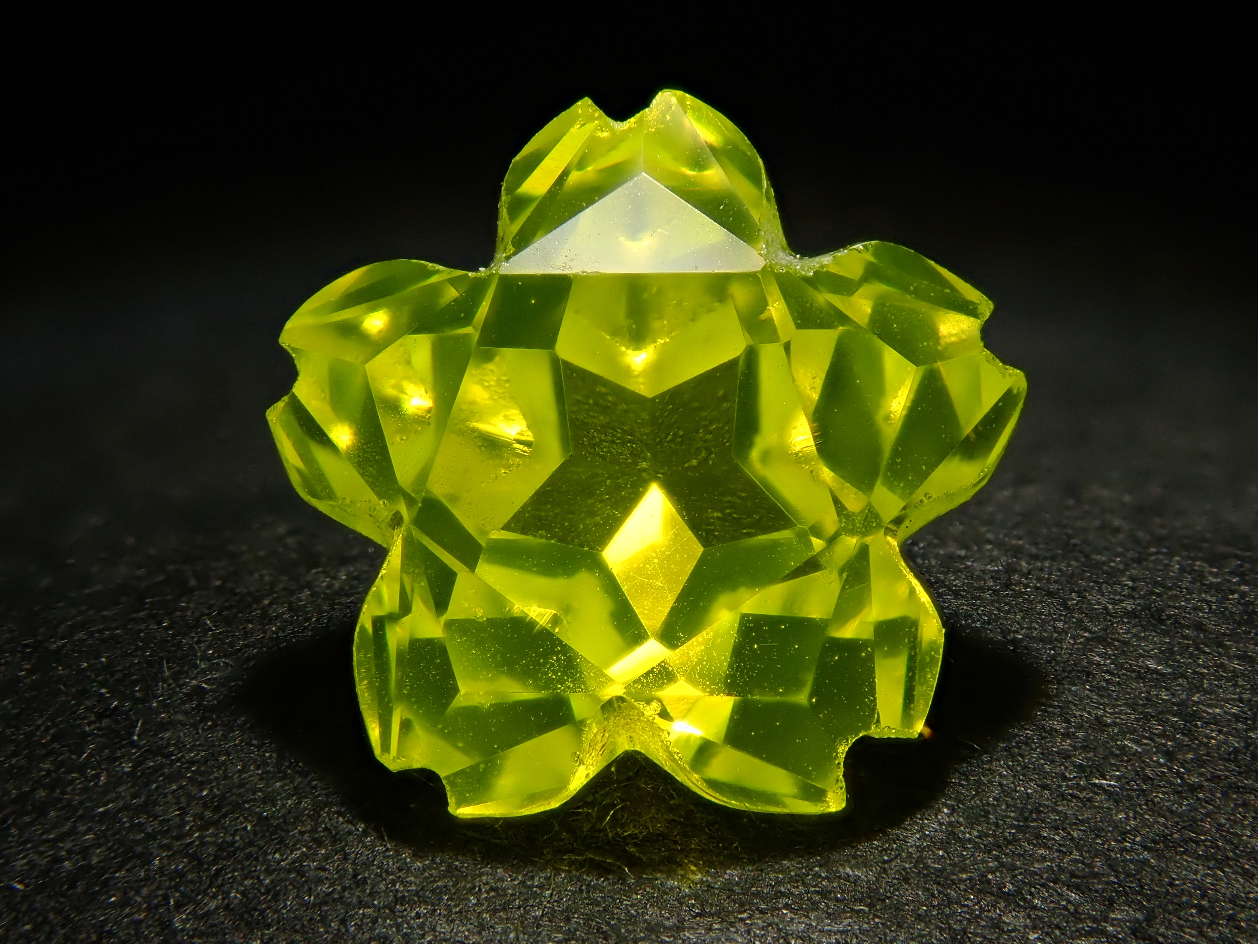 【さくらシェイプ】YAG(イットリウムアルミニウムガーネット) 7.0mm/1.985ct《コラボ》ルース ワッペン