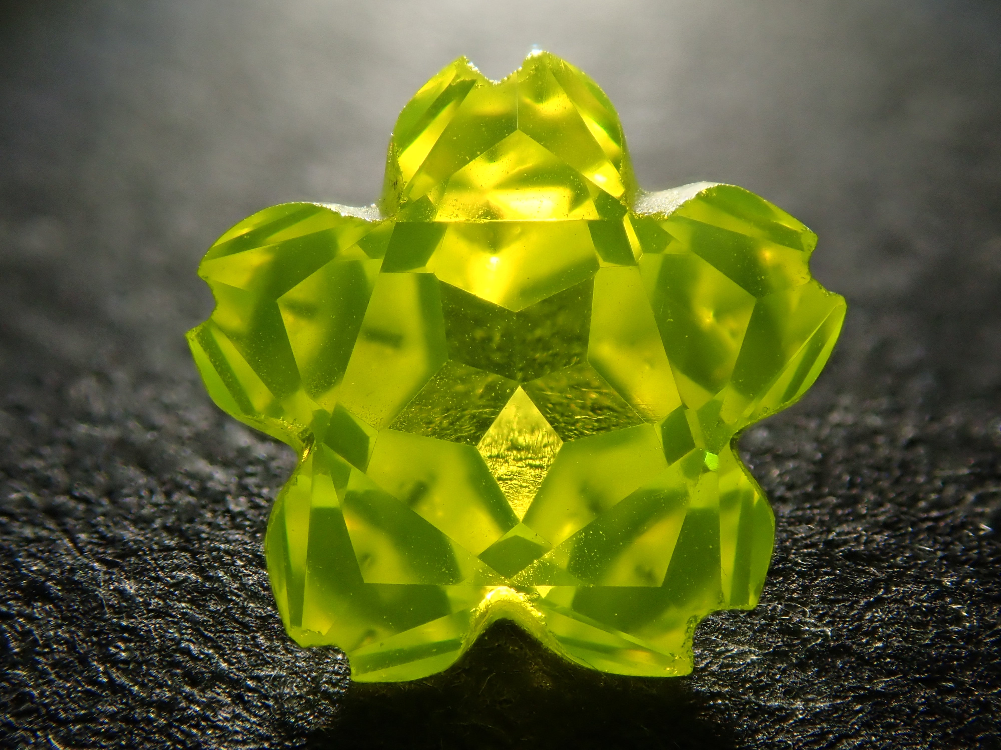 【さくらシェイプ】YAG(イットリウムアルミニウムガーネット) 7.0mm/1.985ct《コラボ》ルース ワッペン