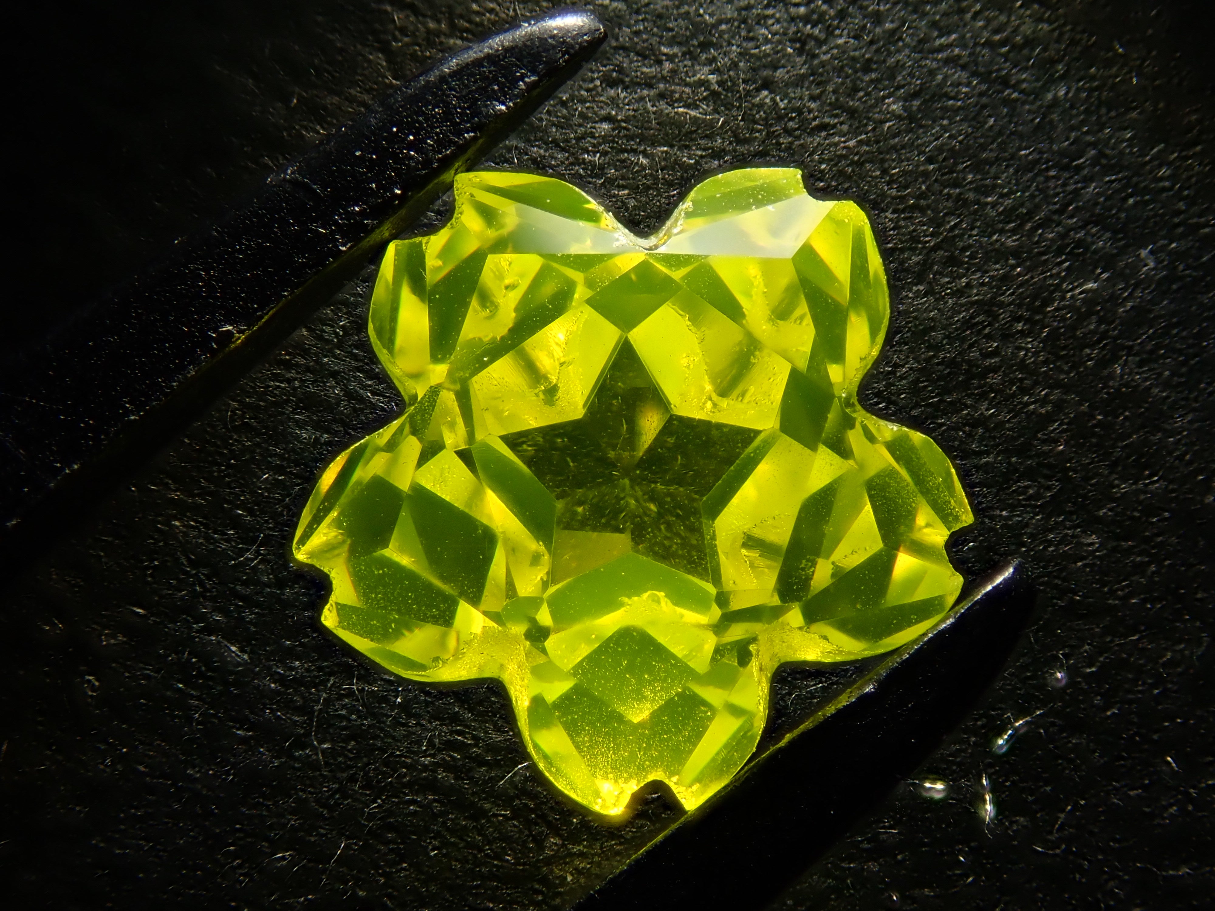 【さくらシェイプ】YAG(イットリウムアルミニウムガーネット) 7.0mm/1.985ct《コラボ》ルース ワッペン