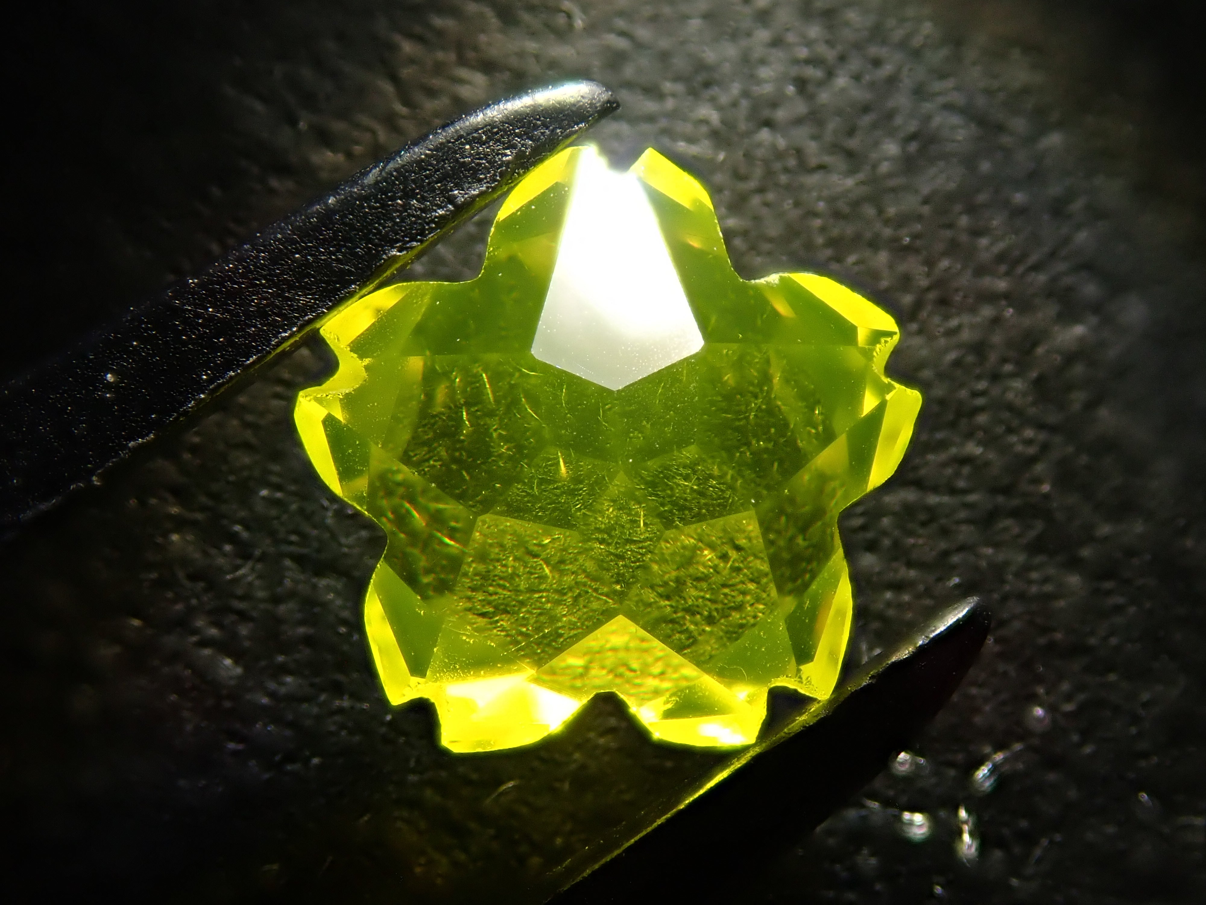 【さくらシェイプ】YAG(イットリウムアルミニウムガーネット) 7.0mm/1.985ct《コラボ》ルース ワッペン