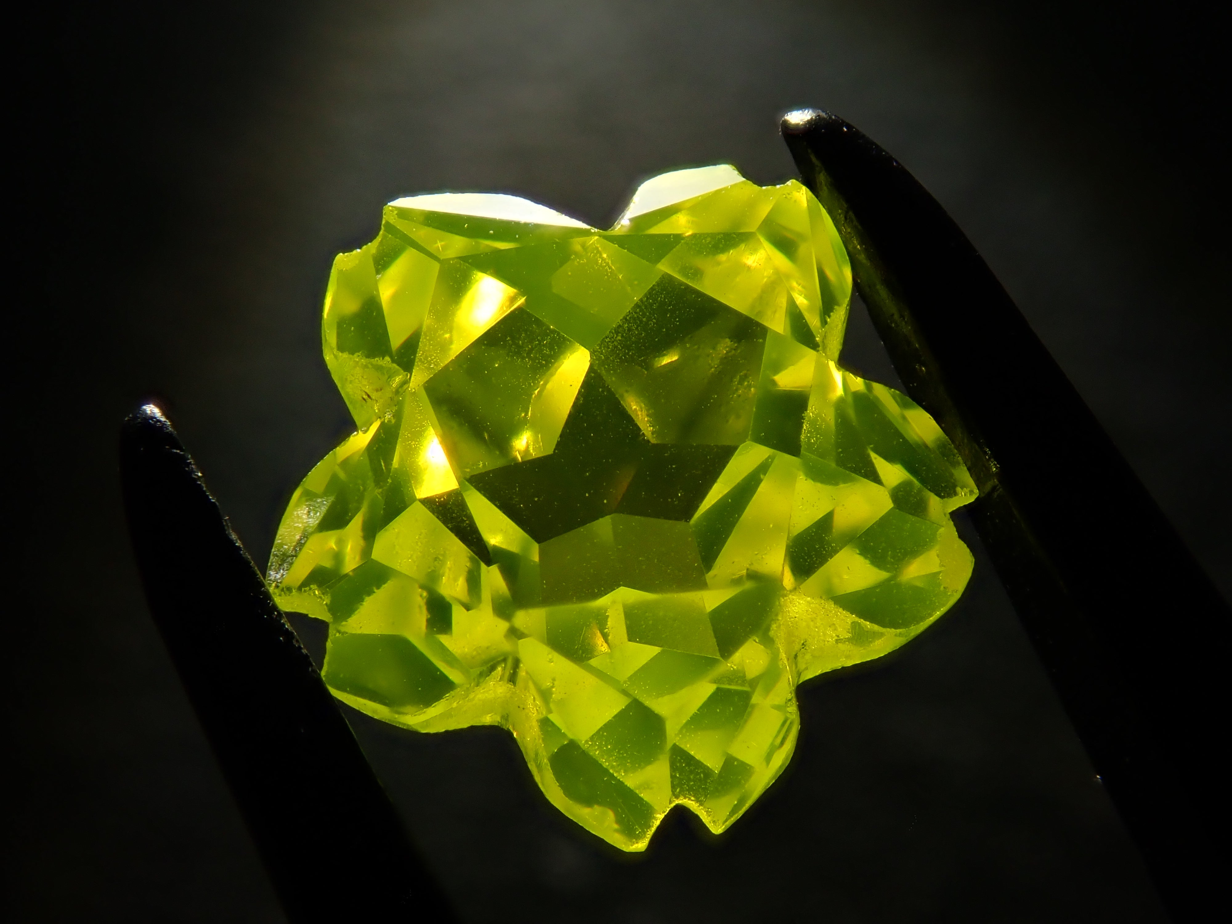 【さくらシェイプ】YAG(イットリウムアルミニウムガーネット) 7.0mm/1.985ct《コラボ》ルース ワッペン