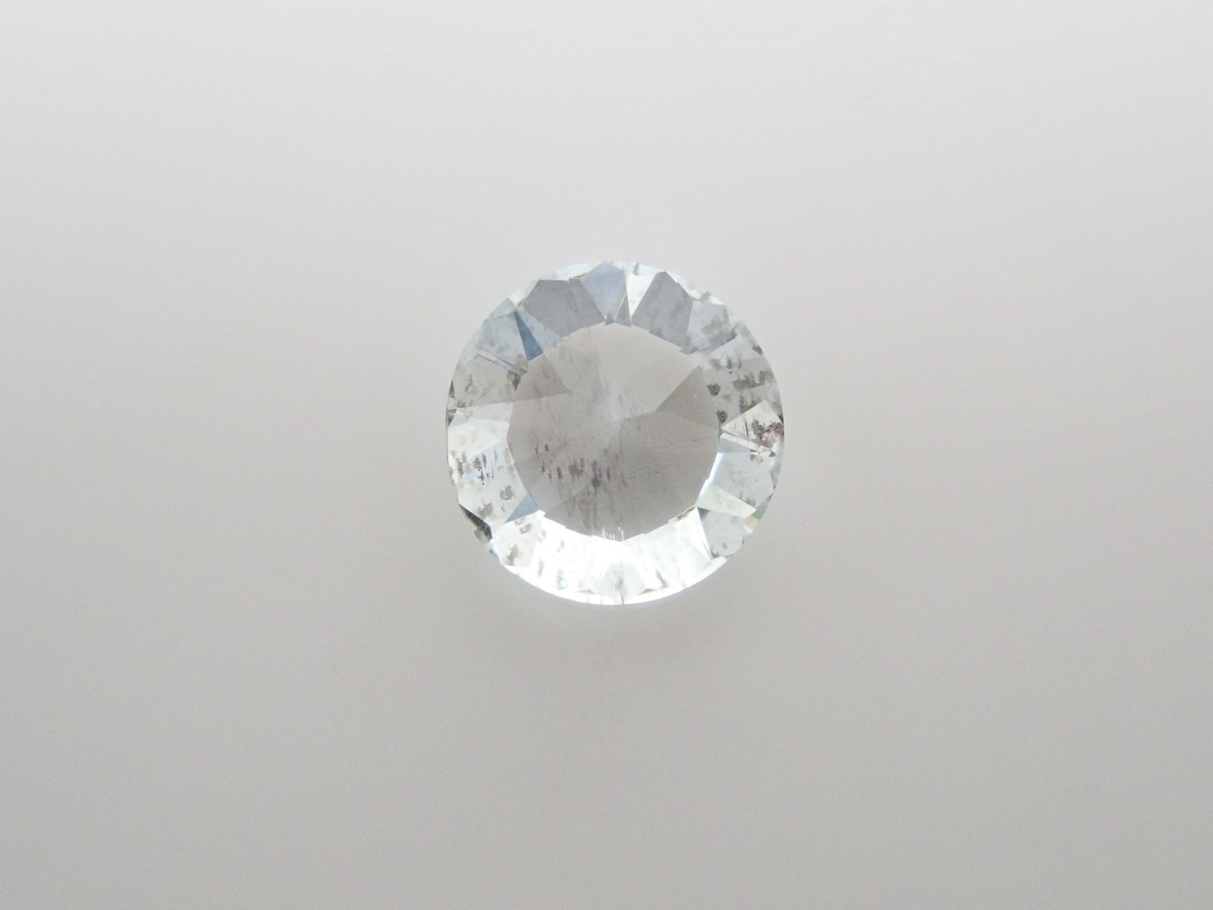 ベトナム産アクアマリン 5.9mm/0.700ctルース