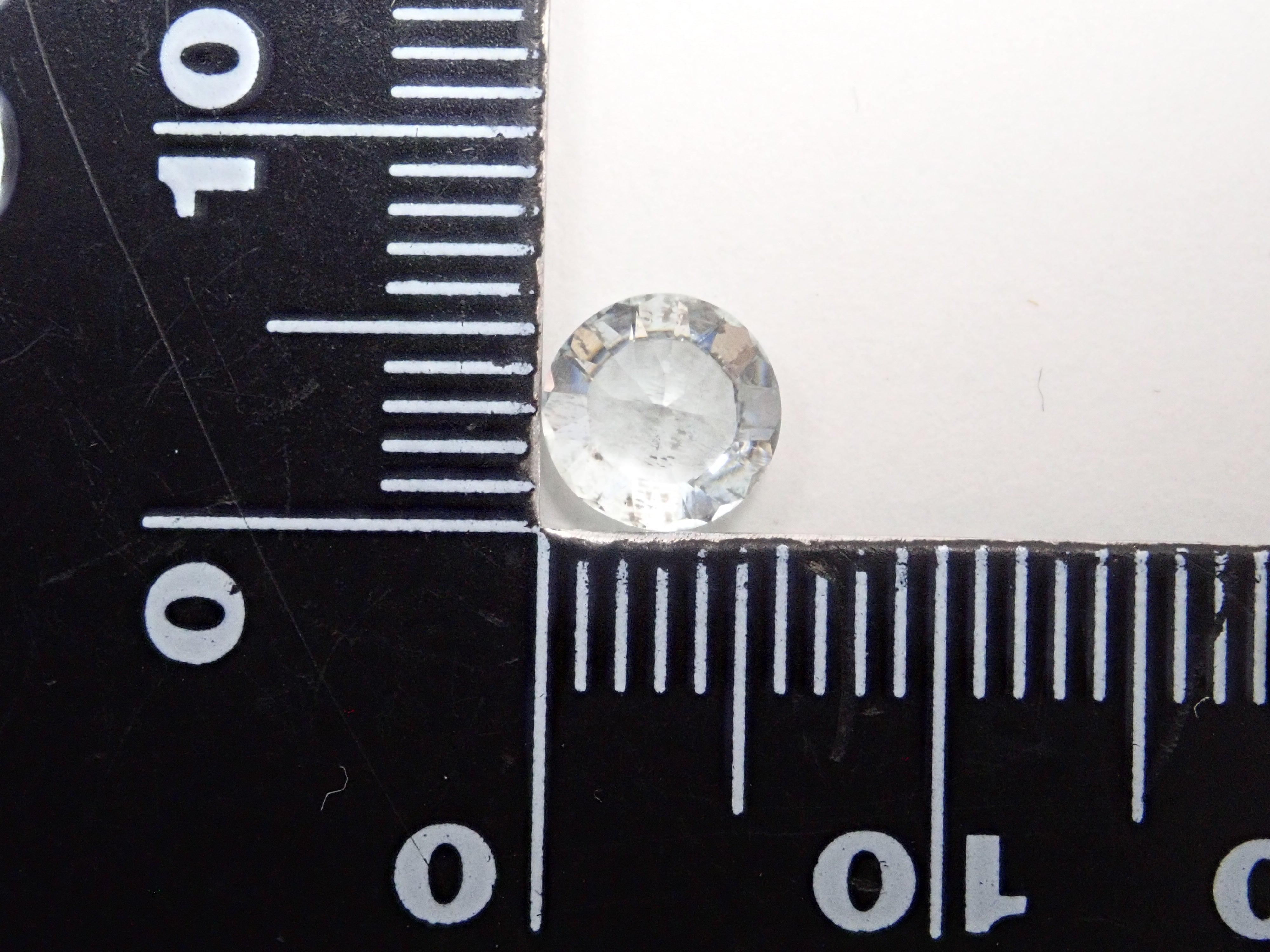 ベトナム産アクアマリン 5.9mm/0.700ctルース