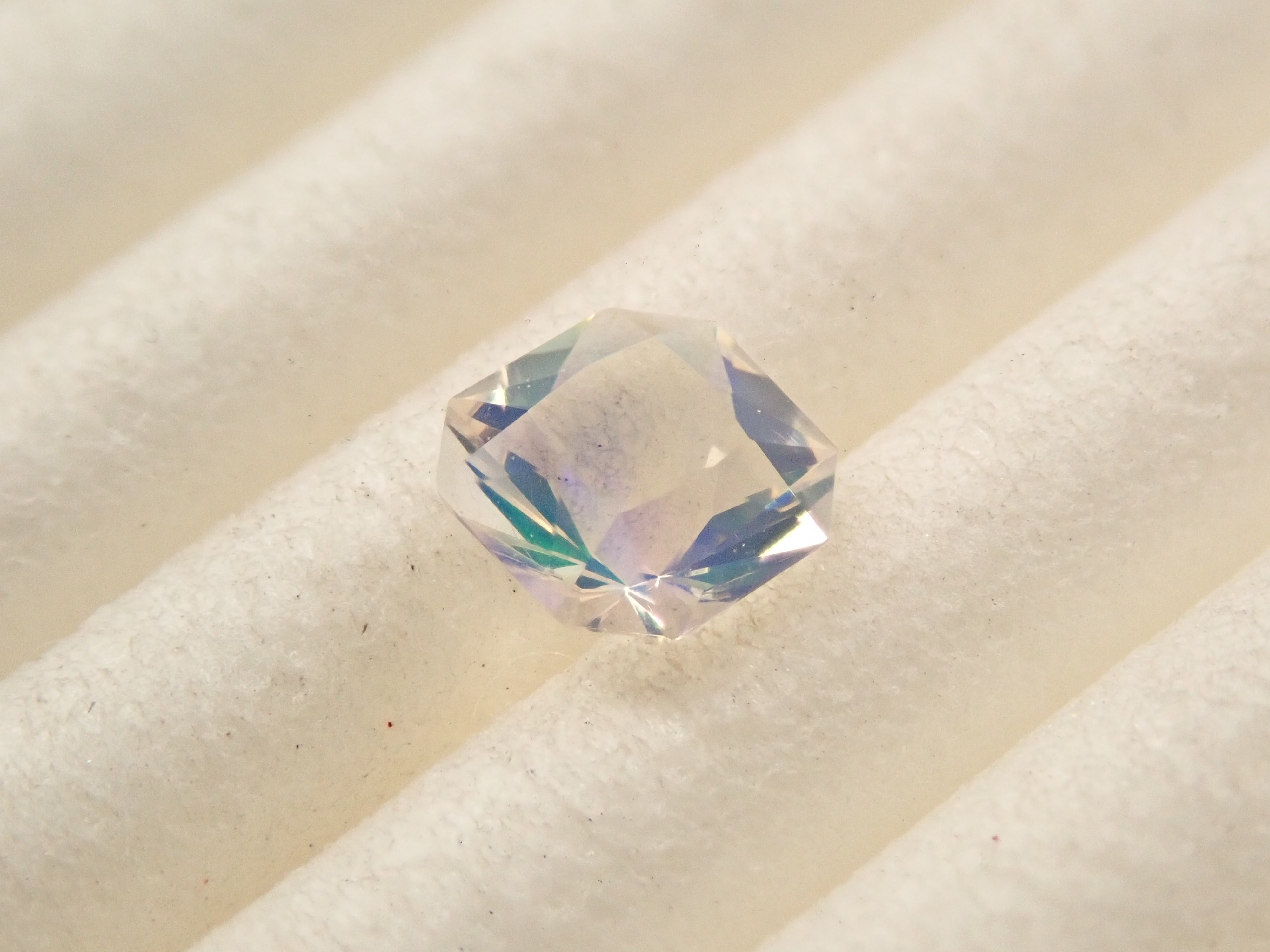 【12560182掲載】メキシコ産ウォーターオパール(ファセットカット) 0.210ctルース