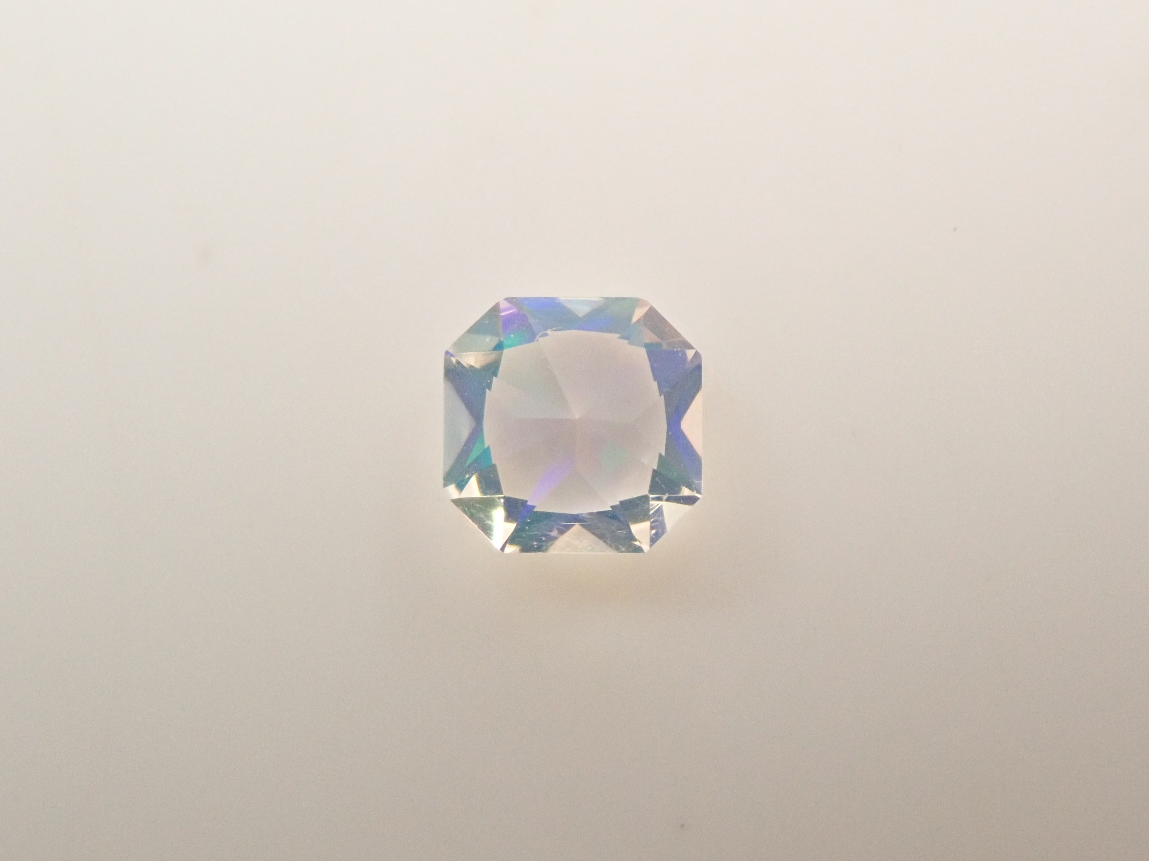 【12560182掲載】メキシコ産ウォーターオパール(ファセットカット) 0.210ctルース