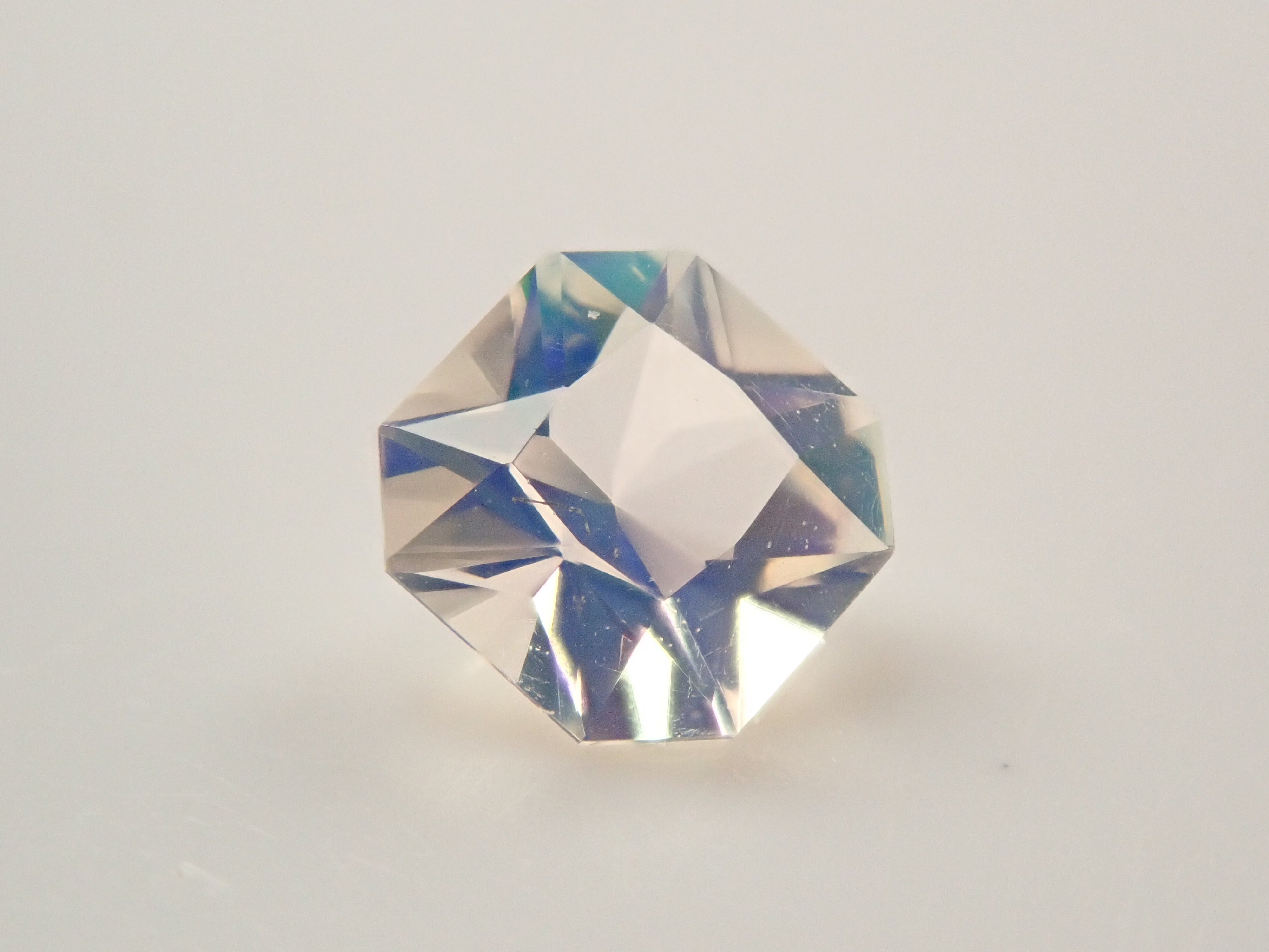 【12560182掲載】メキシコ産ウォーターオパール(ファセットカット) 0.210ctルース