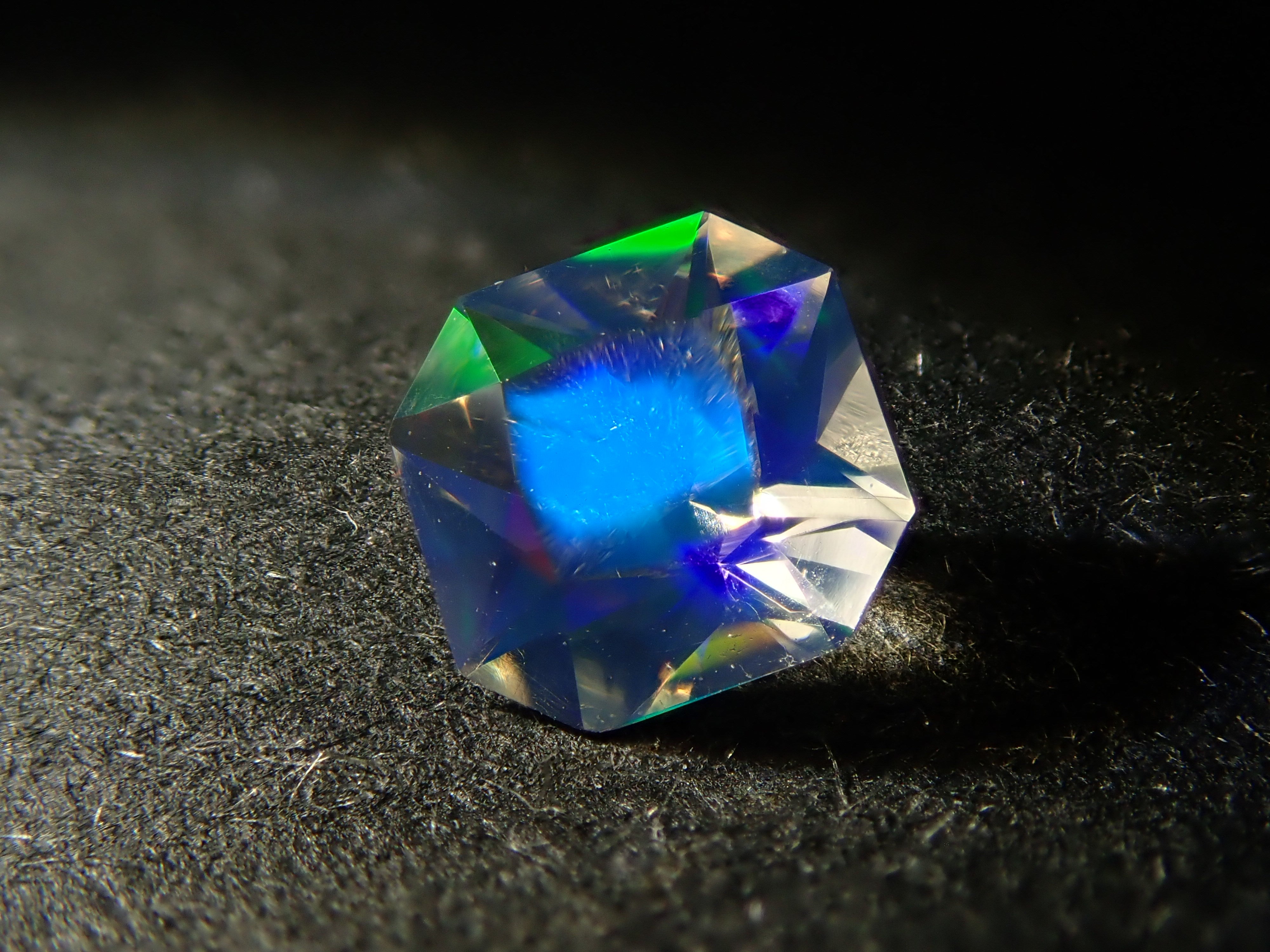 【12560182掲載】メキシコ産ウォーターオパール(ファセットカット) 0.210ctルース