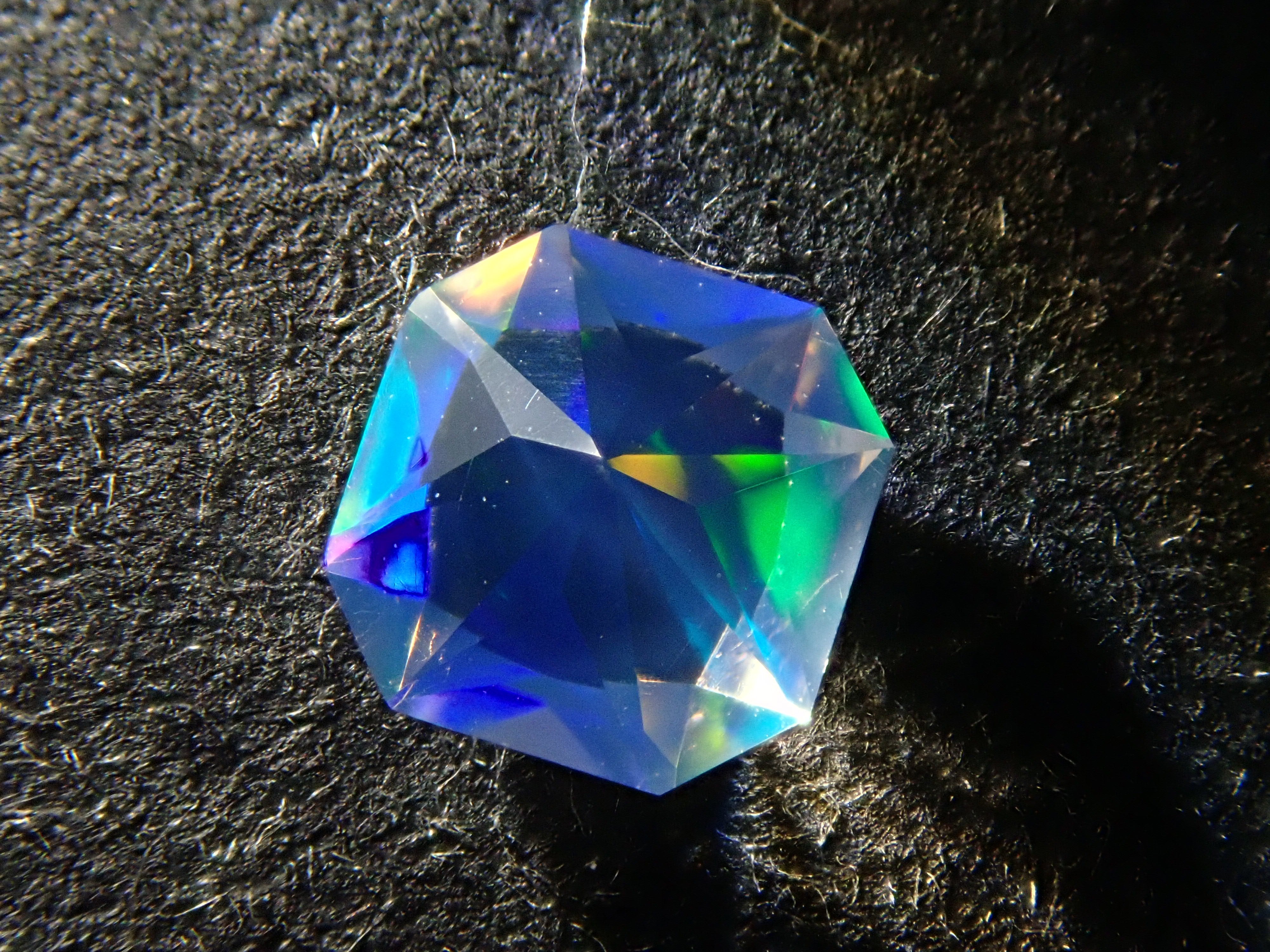 【12560182掲載】メキシコ産ウォーターオパール(ファセットカット) 0.210ctルース