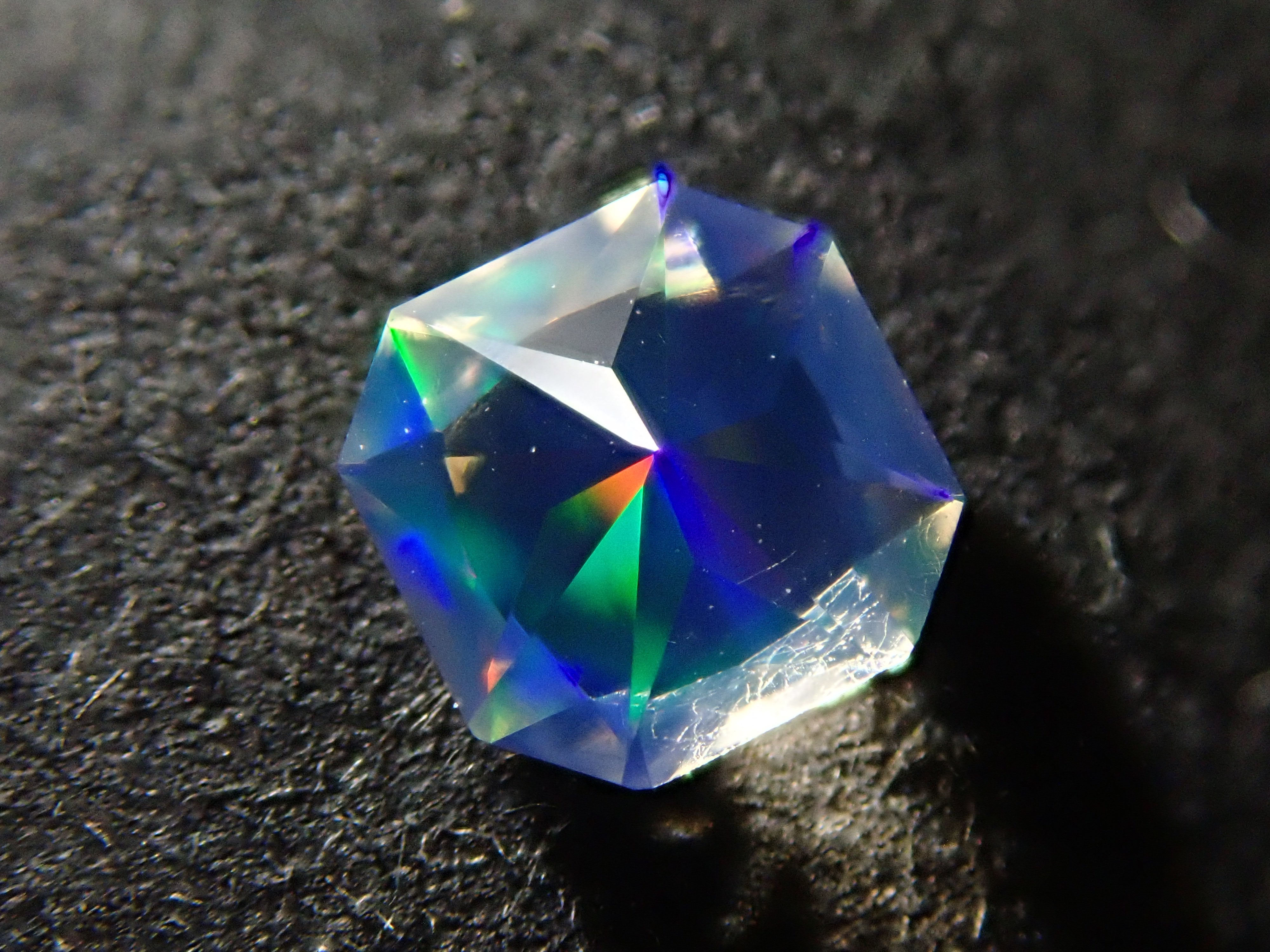 【12560182掲載】メキシコ産ウォーターオパール(ファセットカット) 0.210ctルース