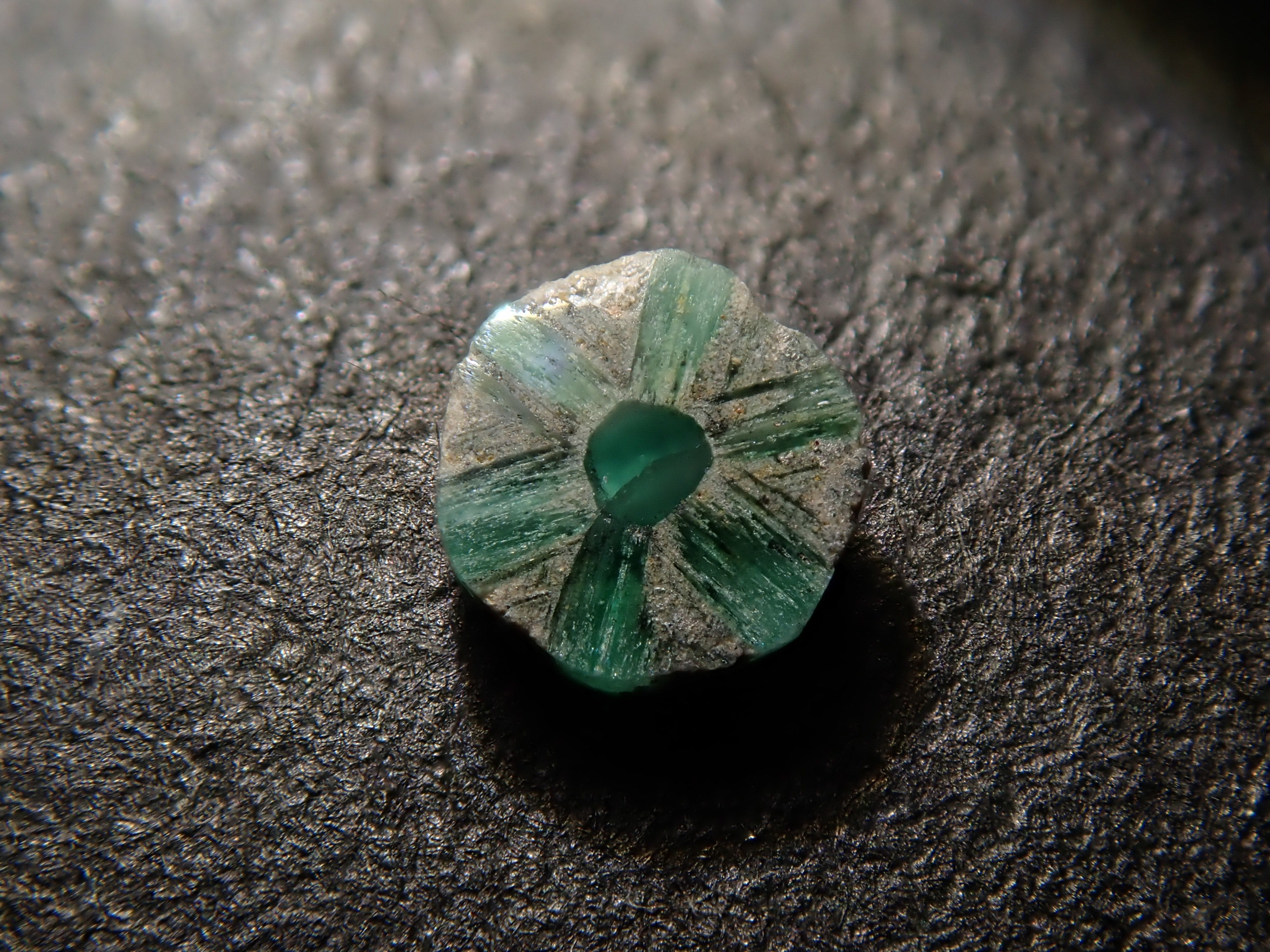 コロンビア産トラピッチェエメラルド(逆トラピッチェ) 0.084ctルース