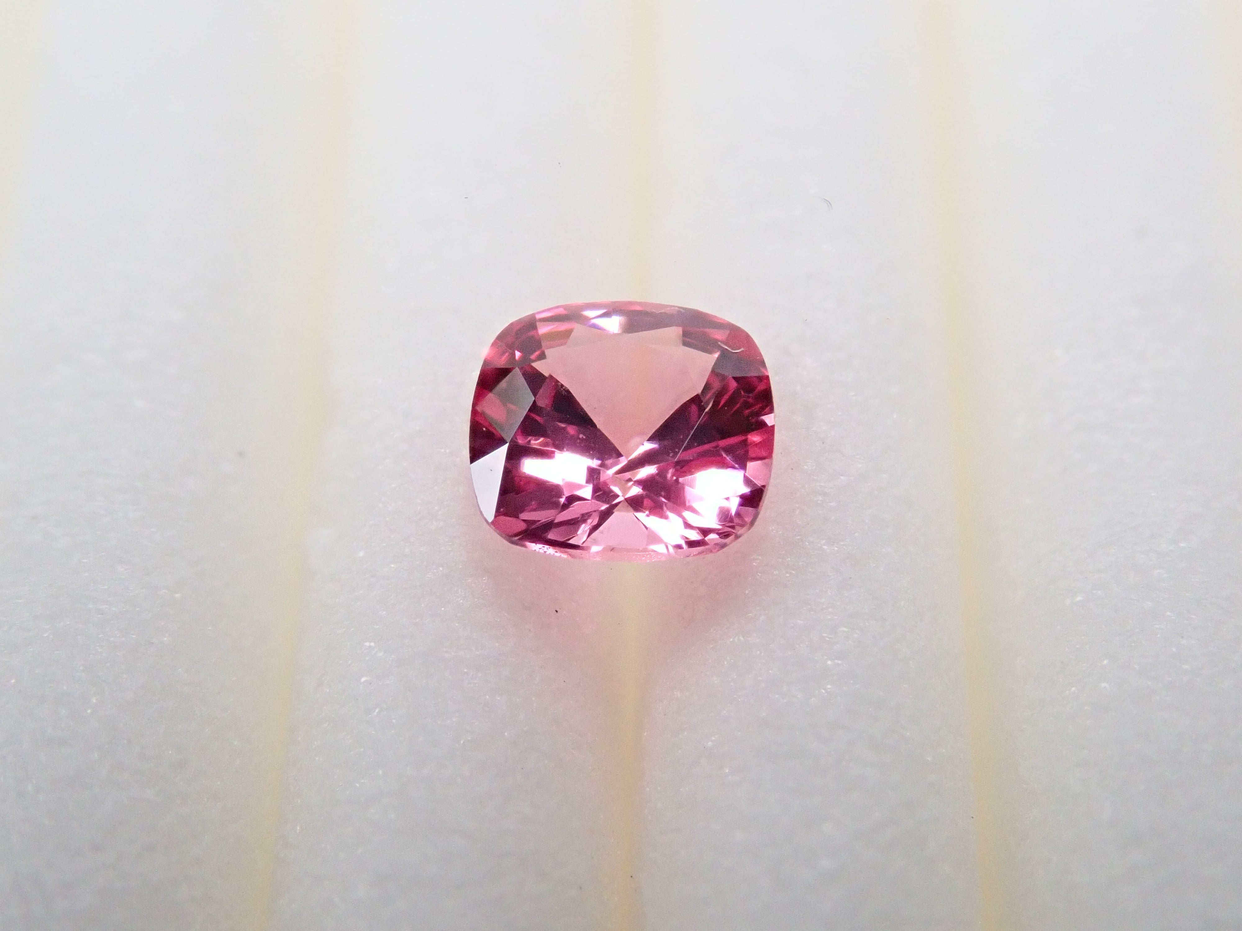 ホットピンクスピネル 0.203ctルース(マヘンゲスピネル)