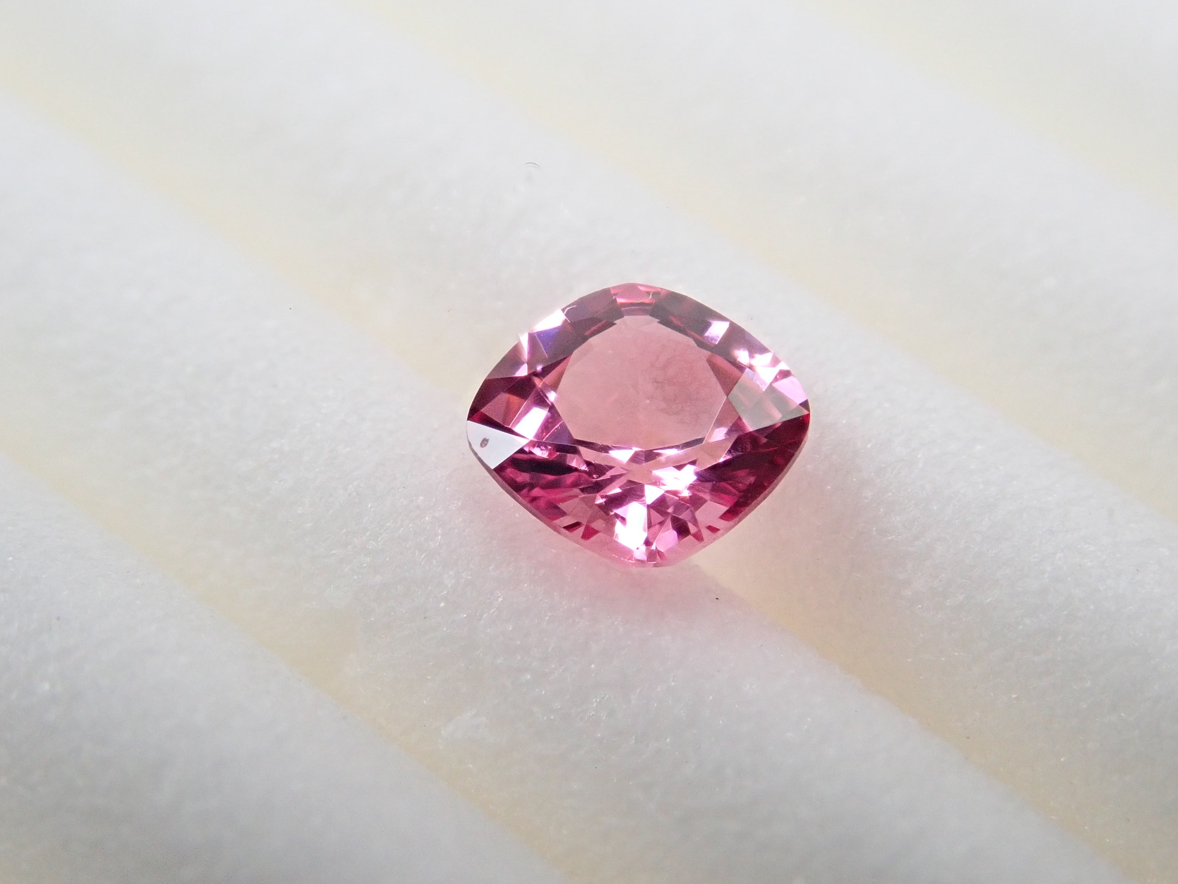 ホットピンクスピネル 0.203ctルース(マヘンゲスピネル)