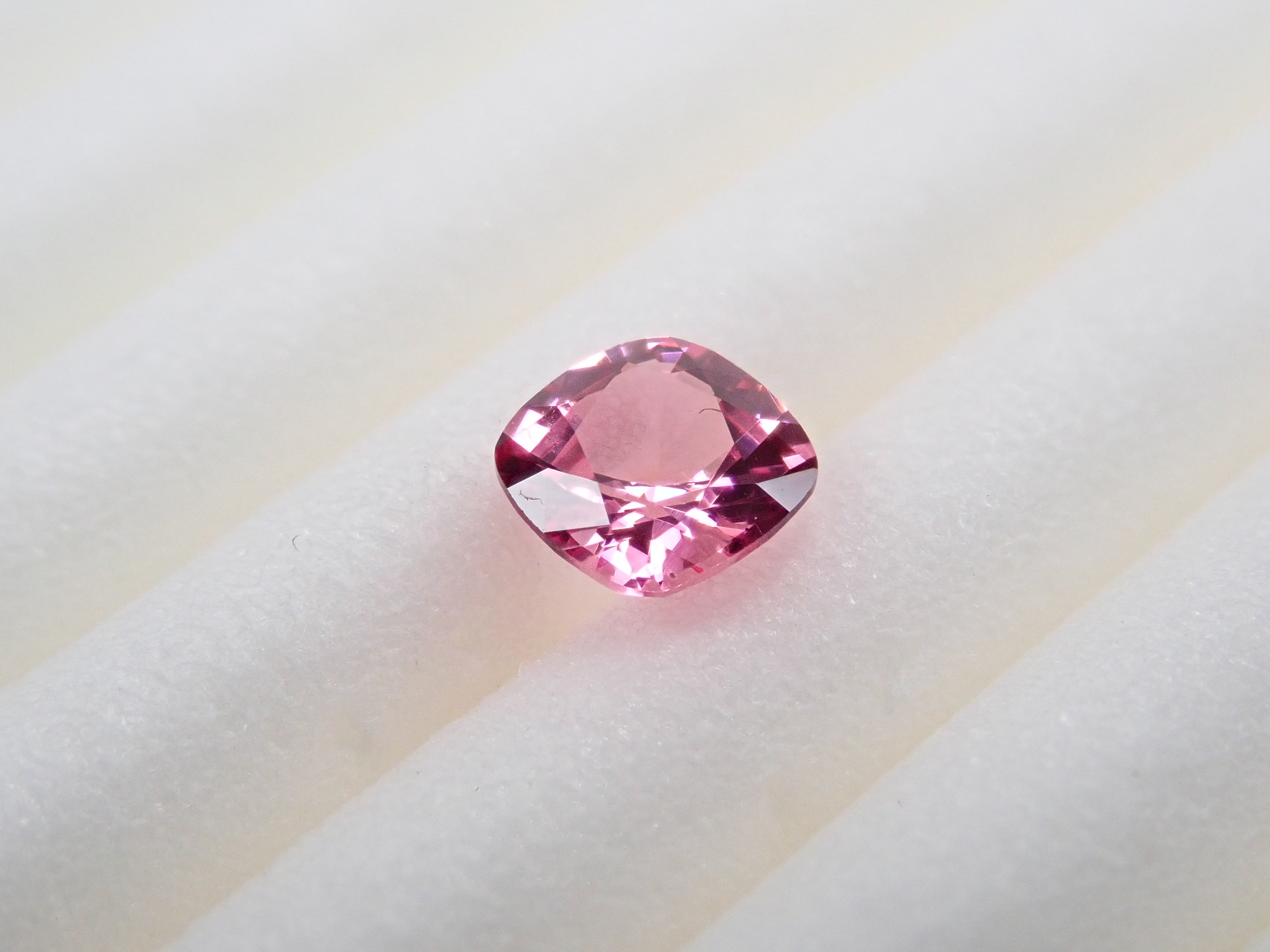 ホットピンクスピネル 0.203ctルース(マヘンゲスピネル)