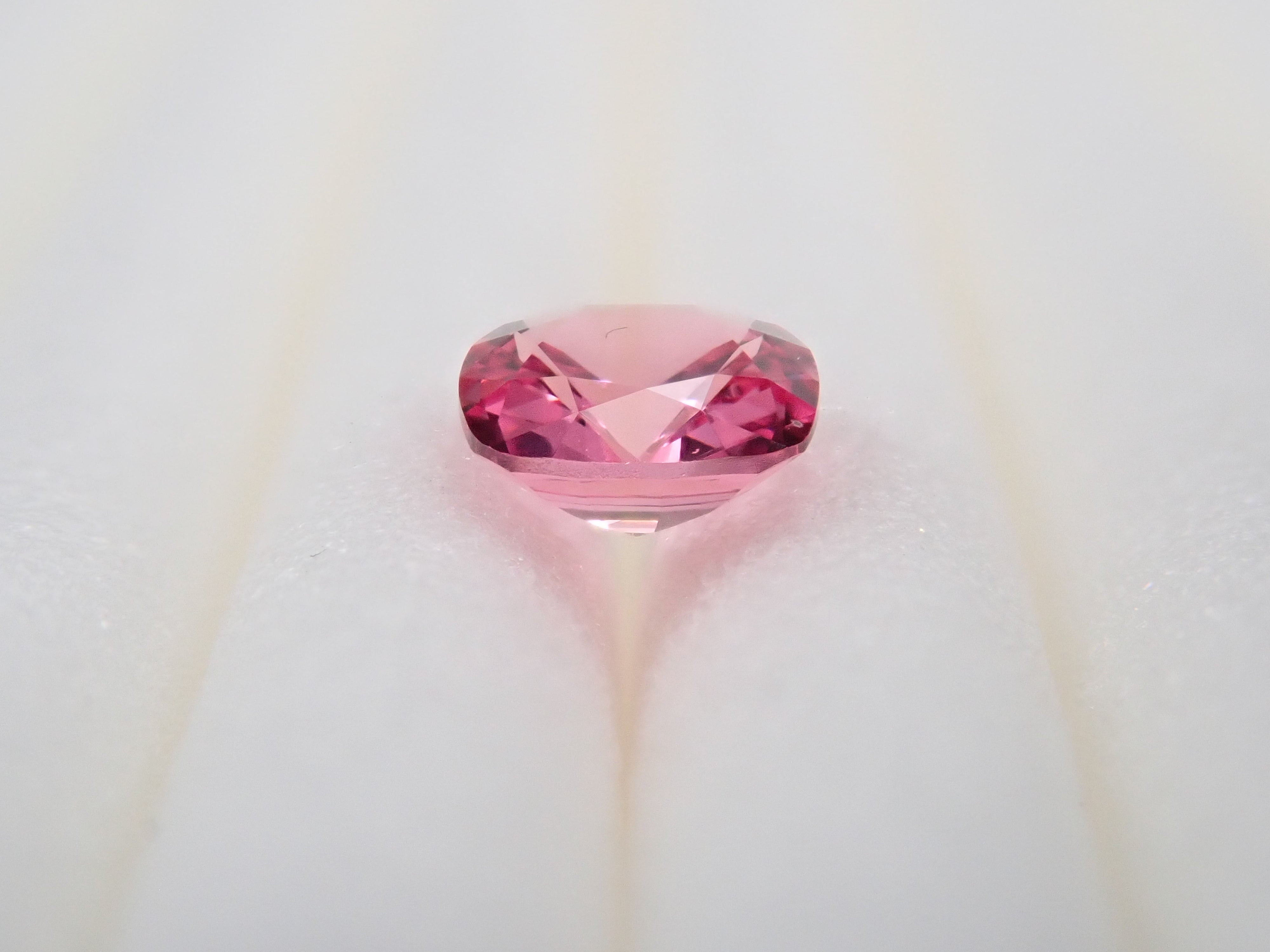 ホットピンクスピネル 0.203ctルース(マヘンゲスピネル)