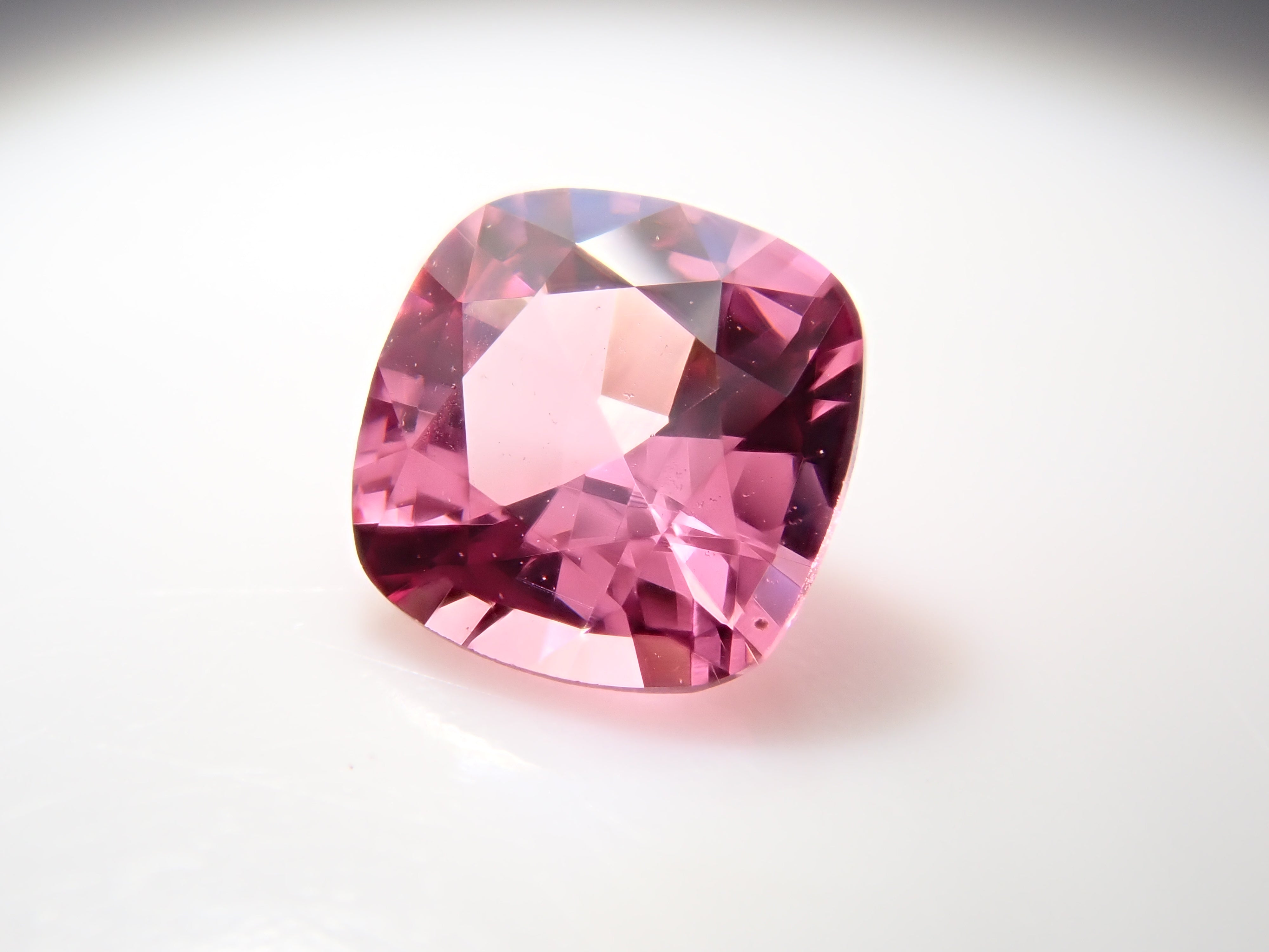 ホットピンクスピネル 0.203ctルース(マヘンゲスピネル)