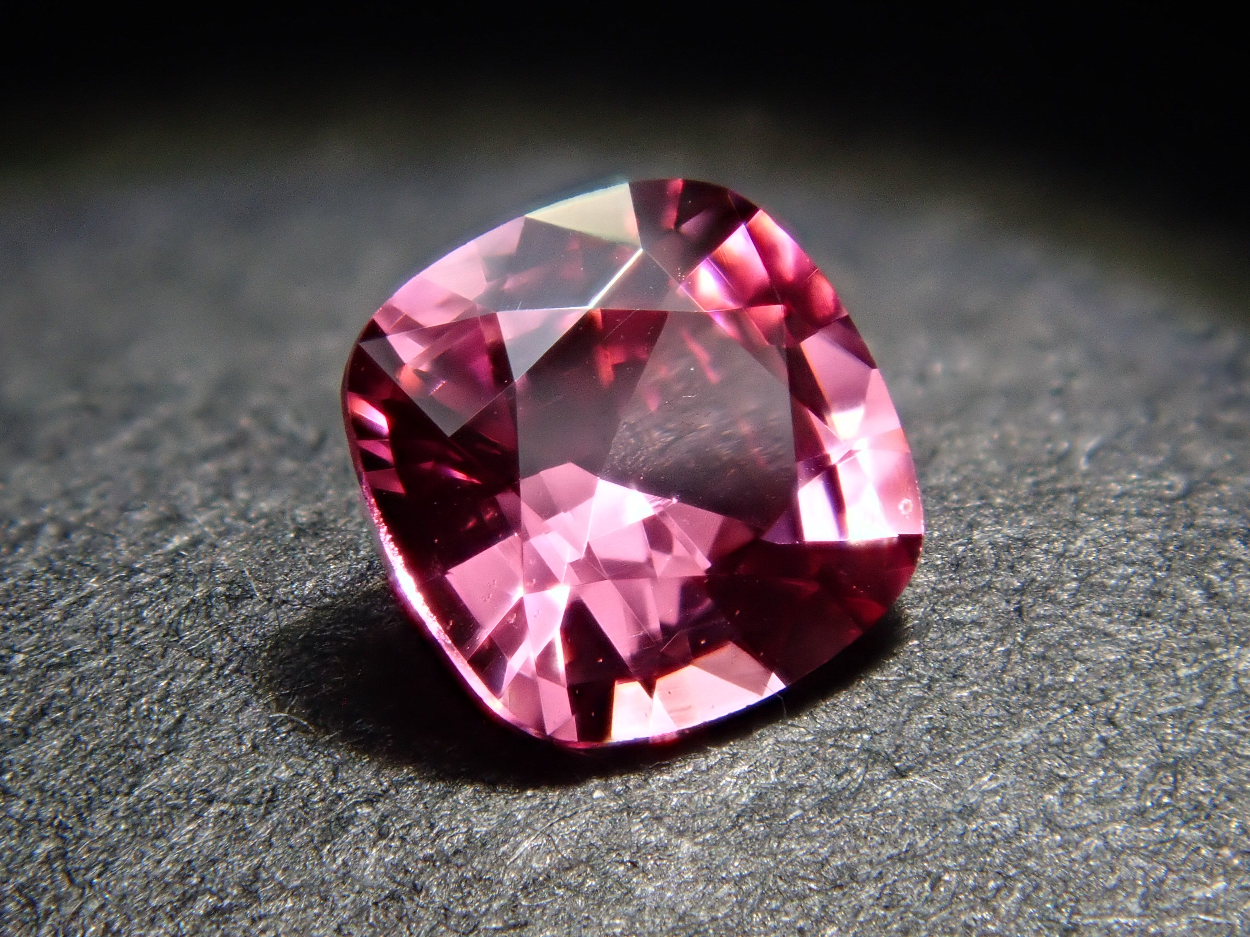 ホットピンクスピネル 0.203ctルース(マヘンゲスピネル)