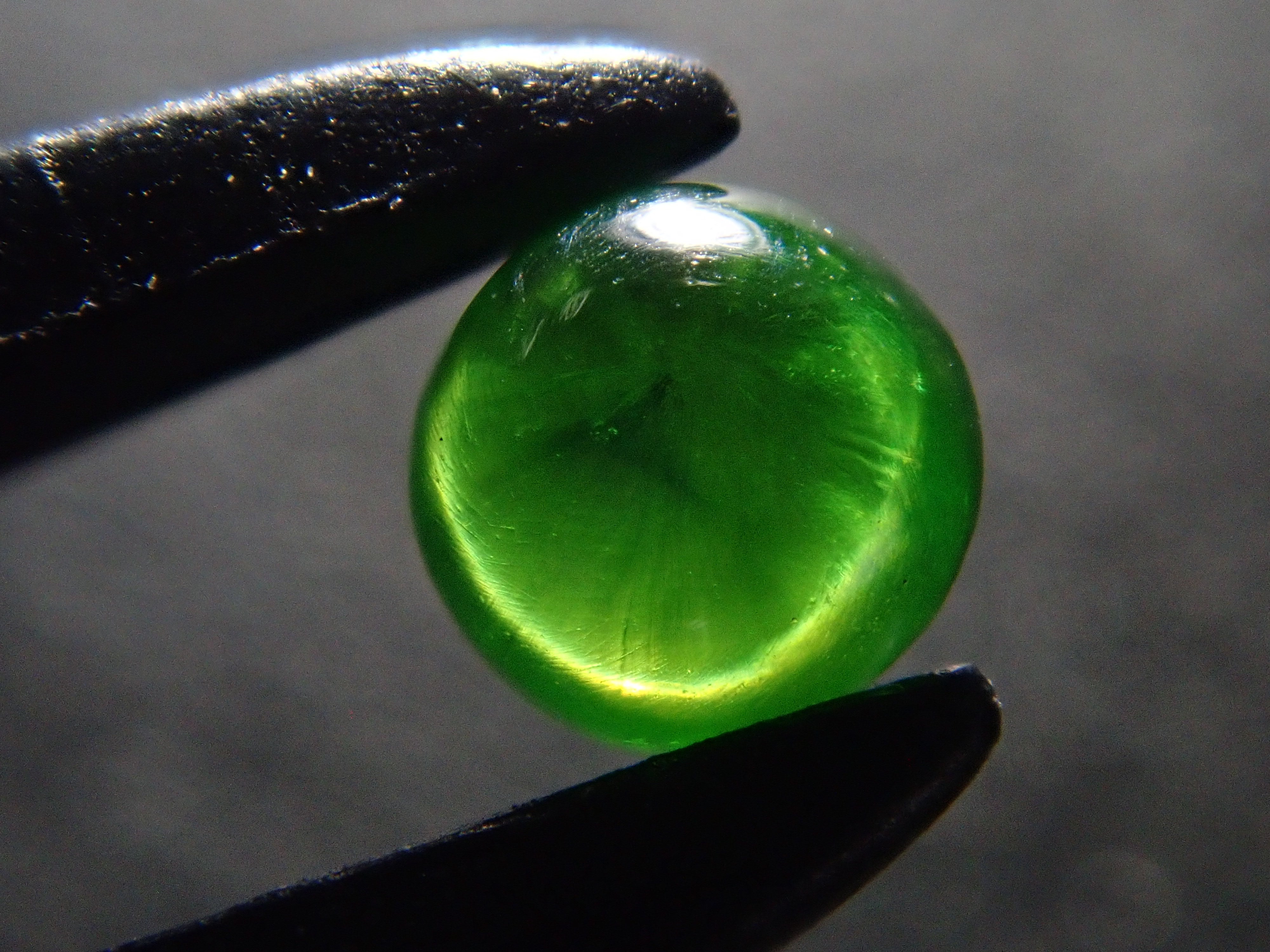 ロシア産デマントイドガーネットキャッツアイ(ホーステール認む) 2.5mm/0.141ctルース