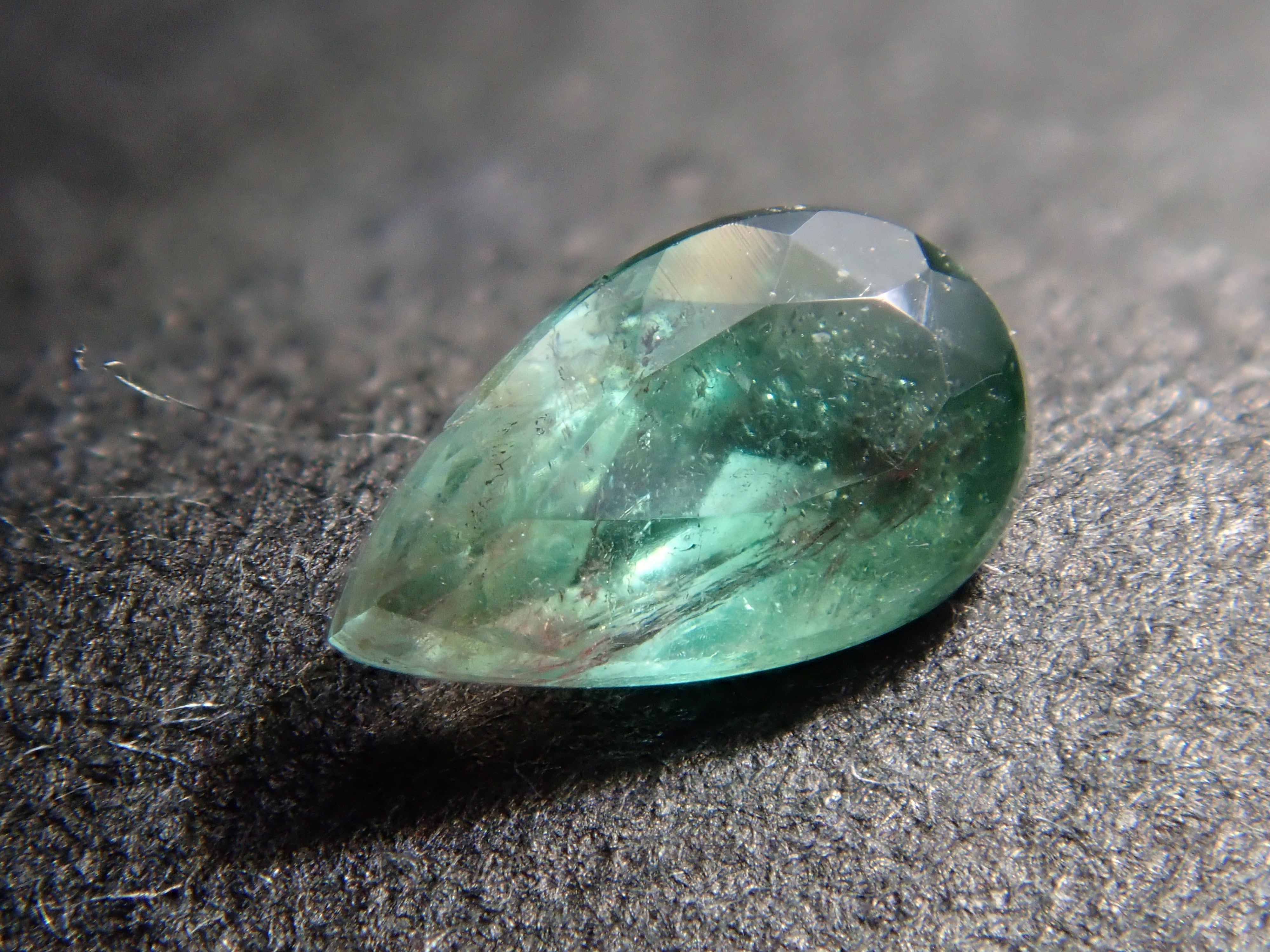 ブラジル産パーティカラーパライバトルマリン 0.149ctルース(CuO:1.4%、MnO:2.8%)