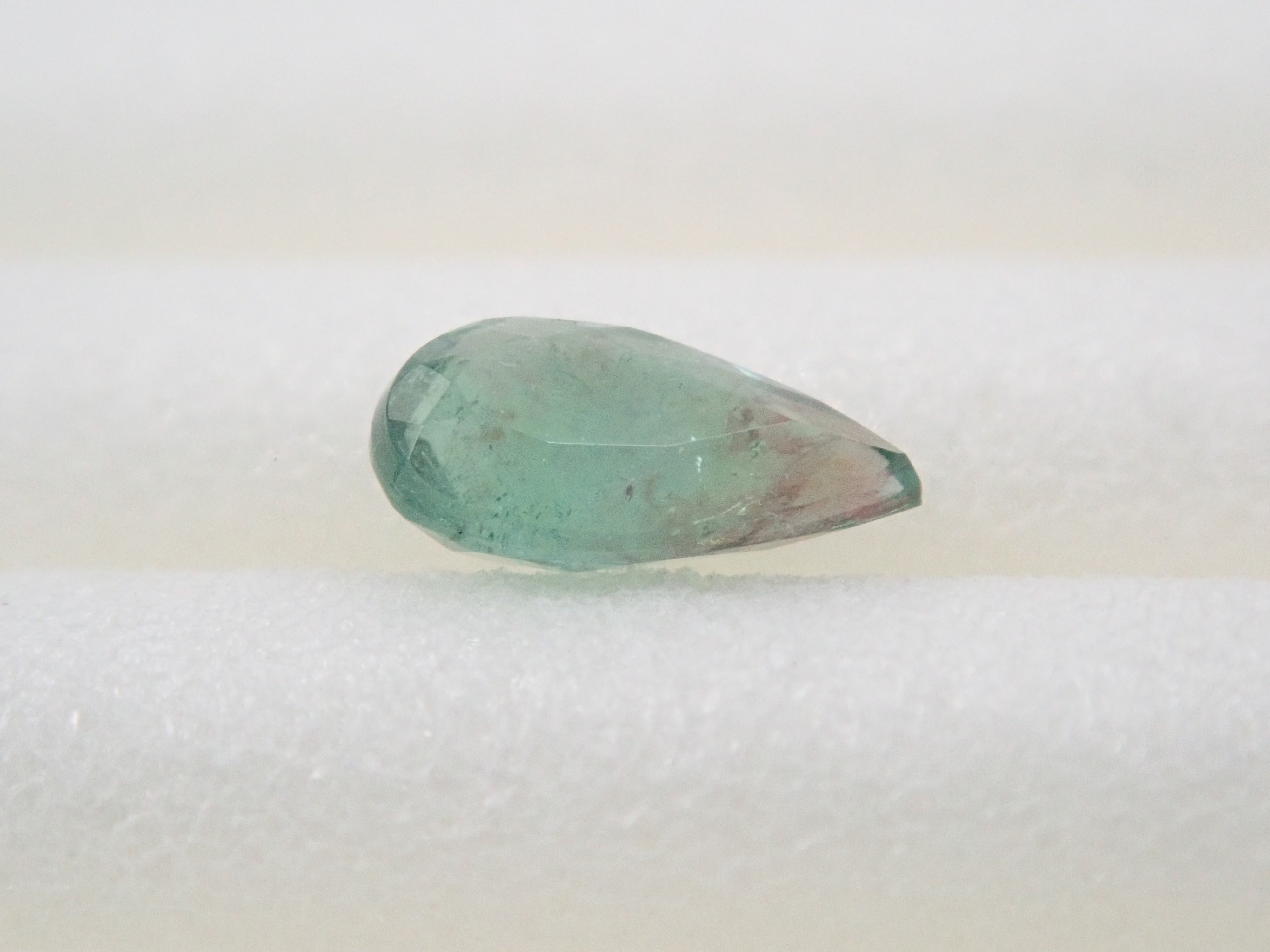 ブラジル産パーティカラーパライバトルマリン 0.149ctルース(CuO:1.4%、MnO:2.8%)