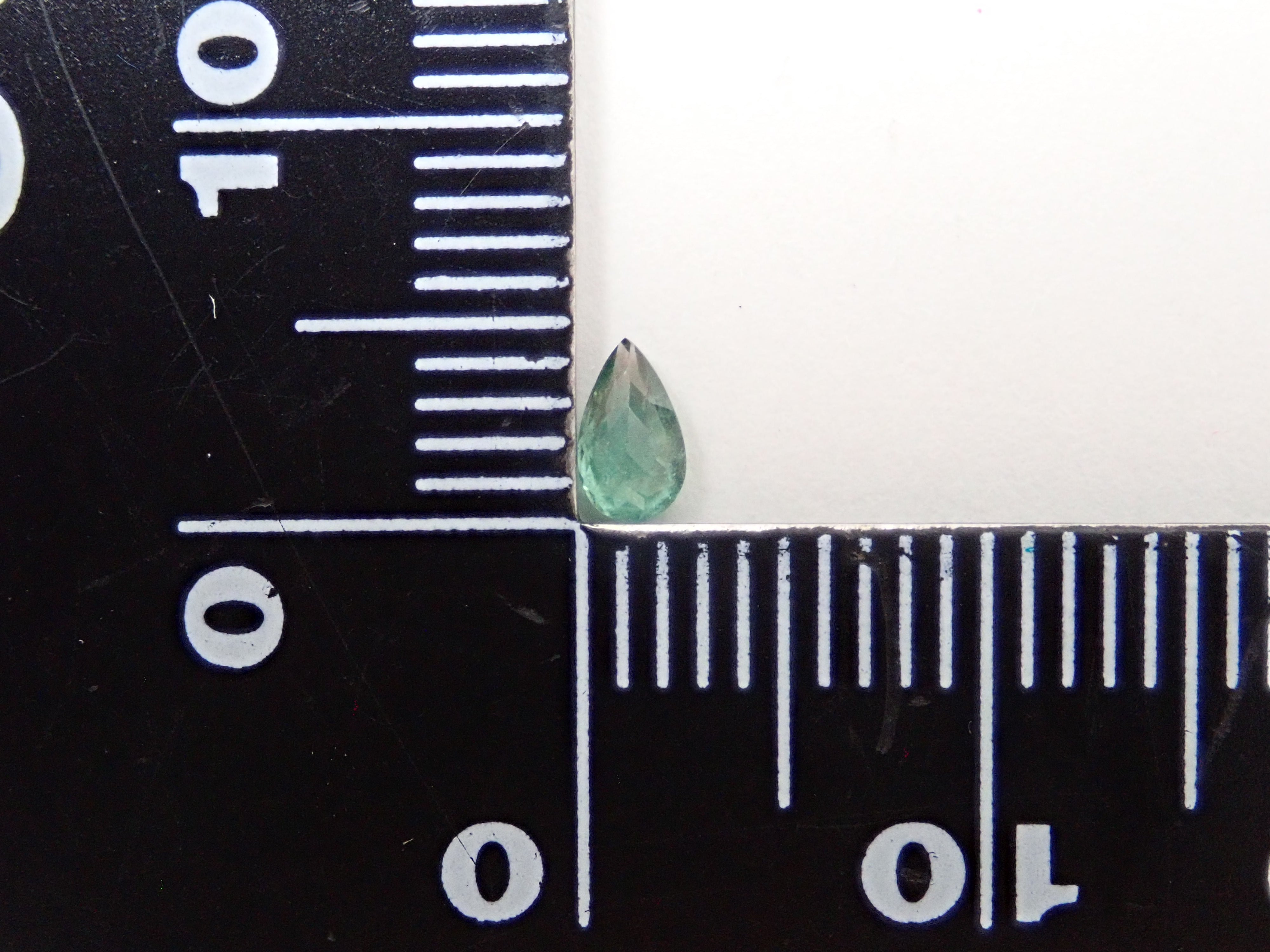 ブラジル産パーティカラーパライバトルマリン 0.149ctルース(CuO:1.4%、MnO:2.8%)