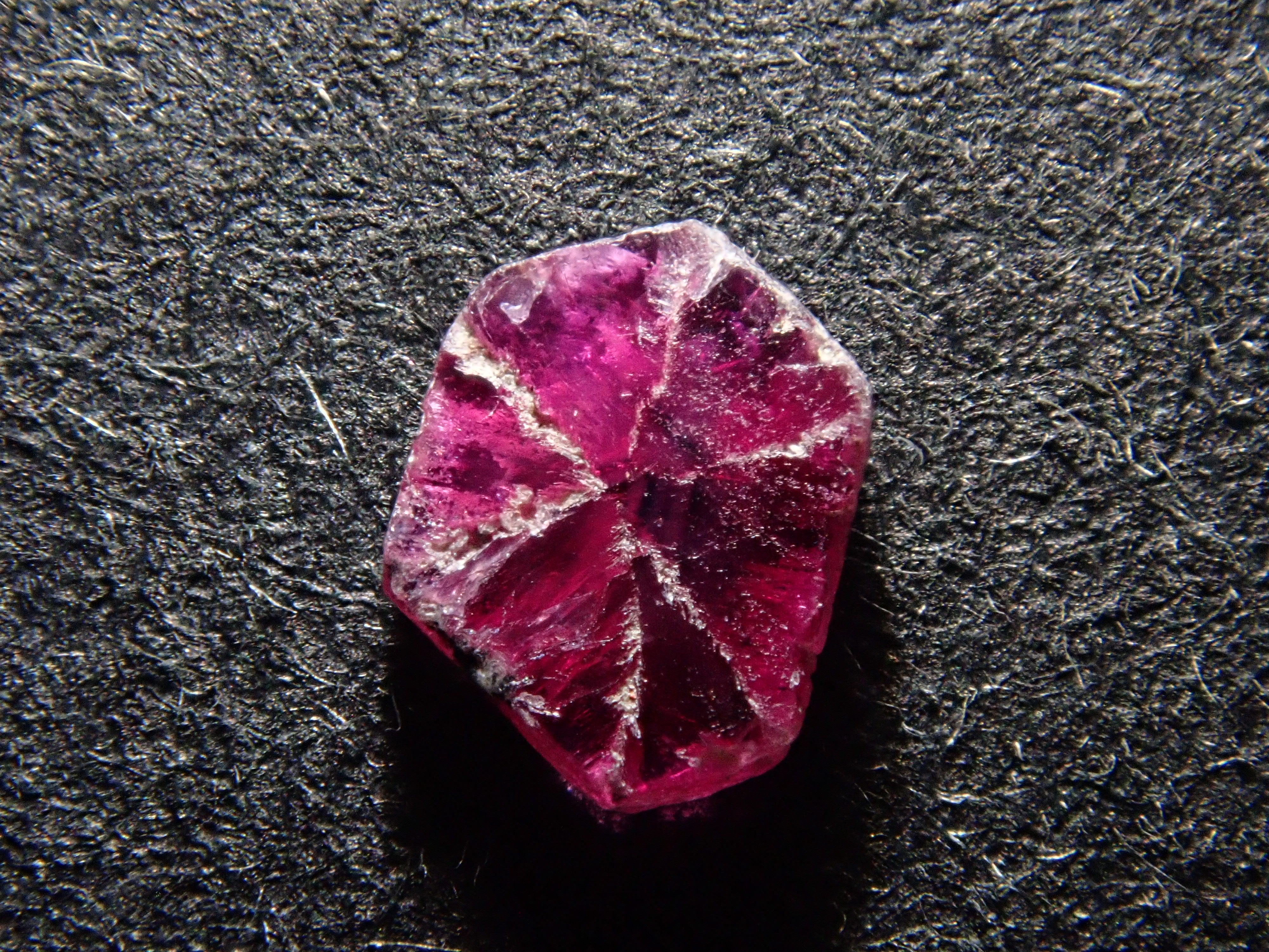 【12545153掲載】ミャンマー産トラピッチェルビー 0.160ct原石