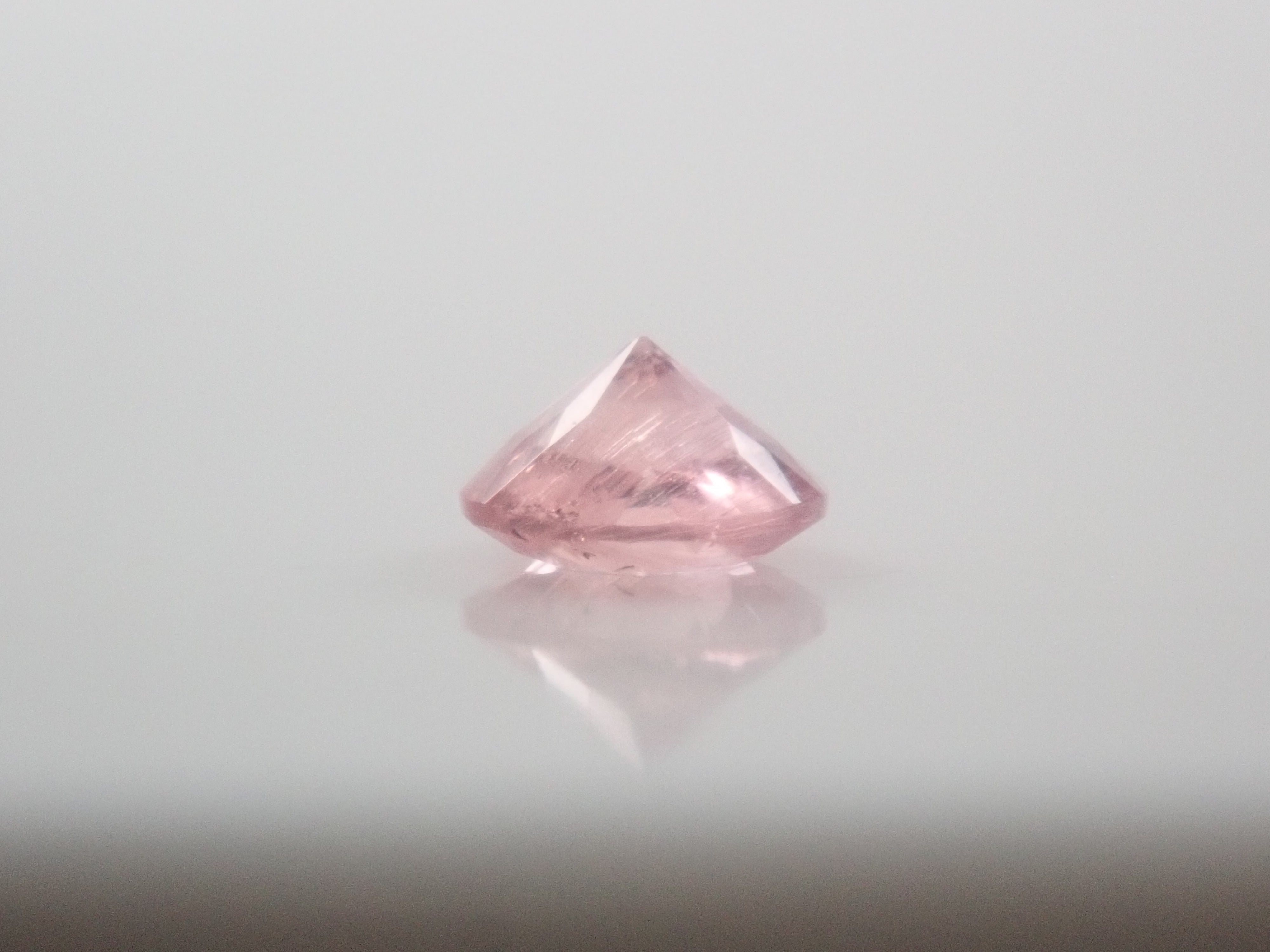 【8/25 22時販売】マダガスカル産ペツォッタイト 2.7mm/0.062ctルース