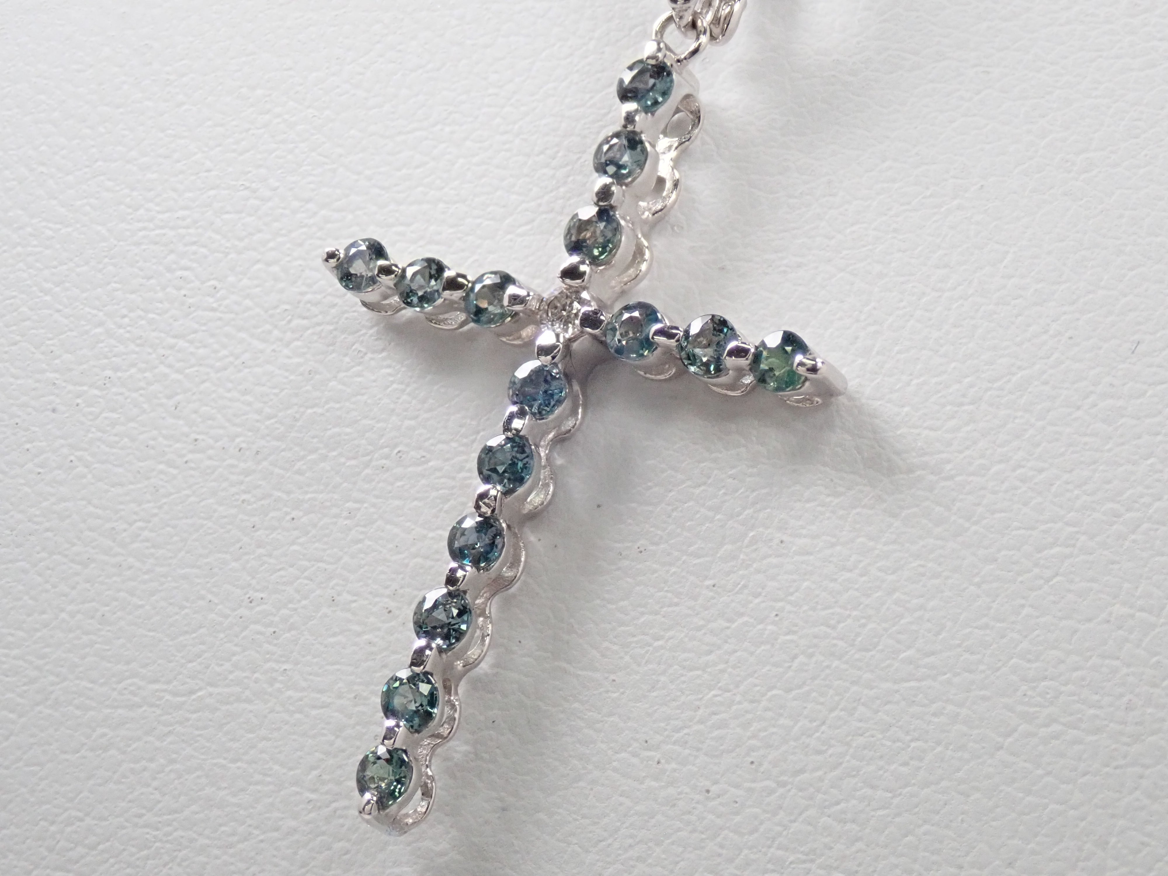 【22602715掲載】【カラフリ】K18WG アレキサンドライト 0.64ct ダイヤモンド0.04ctペンダントトップ(ネックレストップ)鑑別書