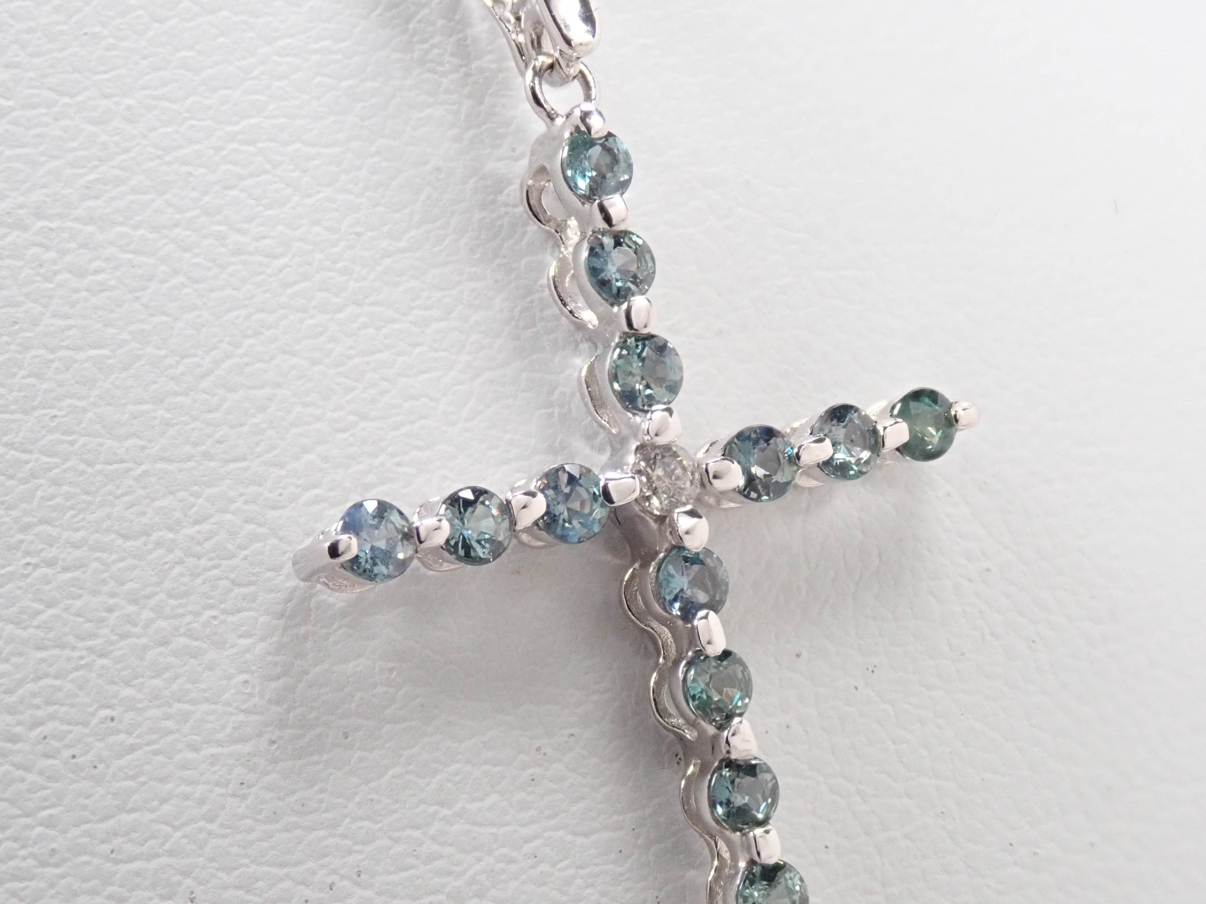 【22602715掲載】【カラフリ】K18WG アレキサンドライト 0.64ct ダイヤモンド0.04ctペンダントトップ(ネックレストップ)鑑別書