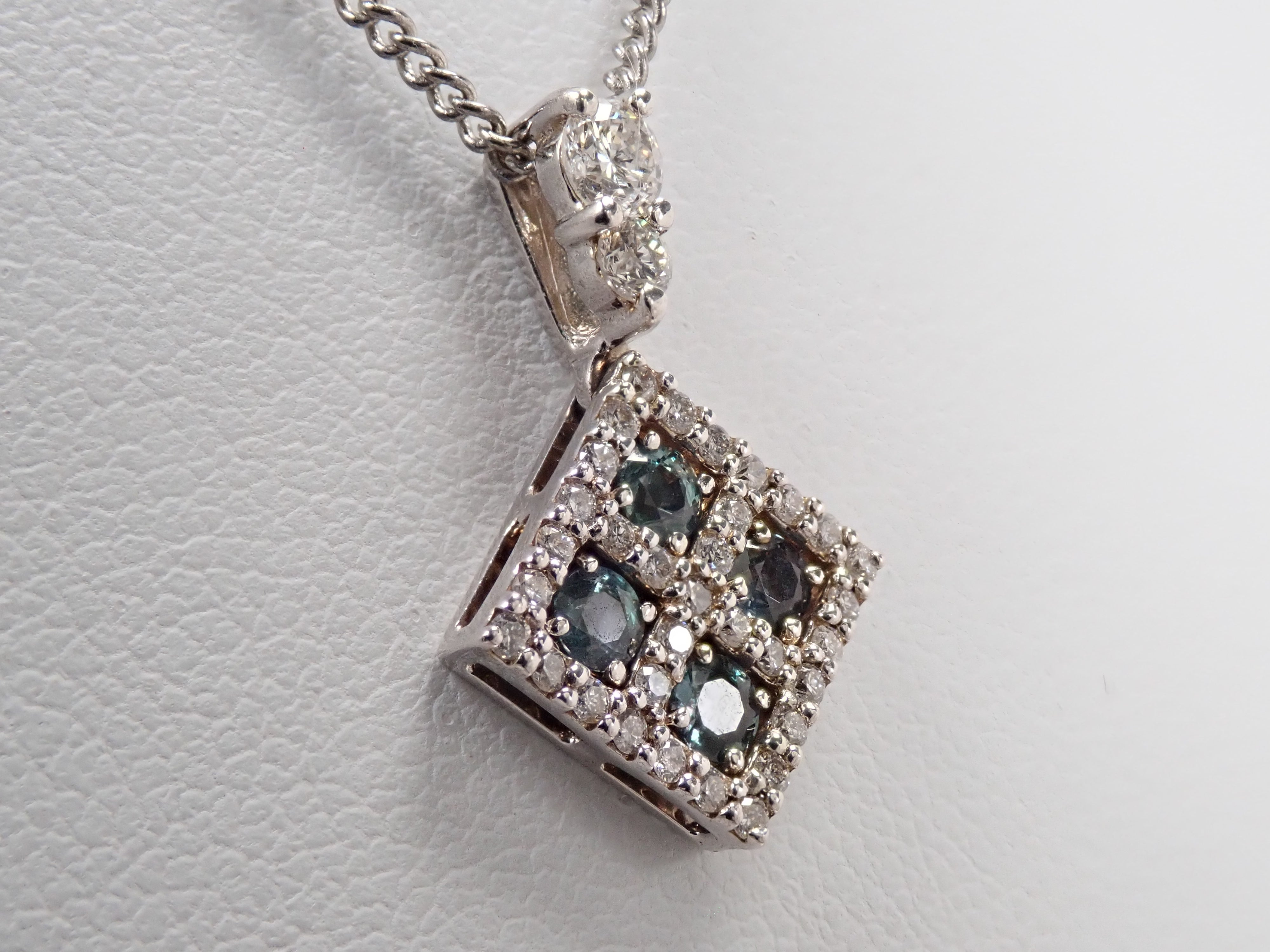 【22602716掲載】【カラフリ】K18WG アレキサンドライト 0.32ct ダイヤモンド0.29ctペンダントトップ(ネックレストップ)鑑別書