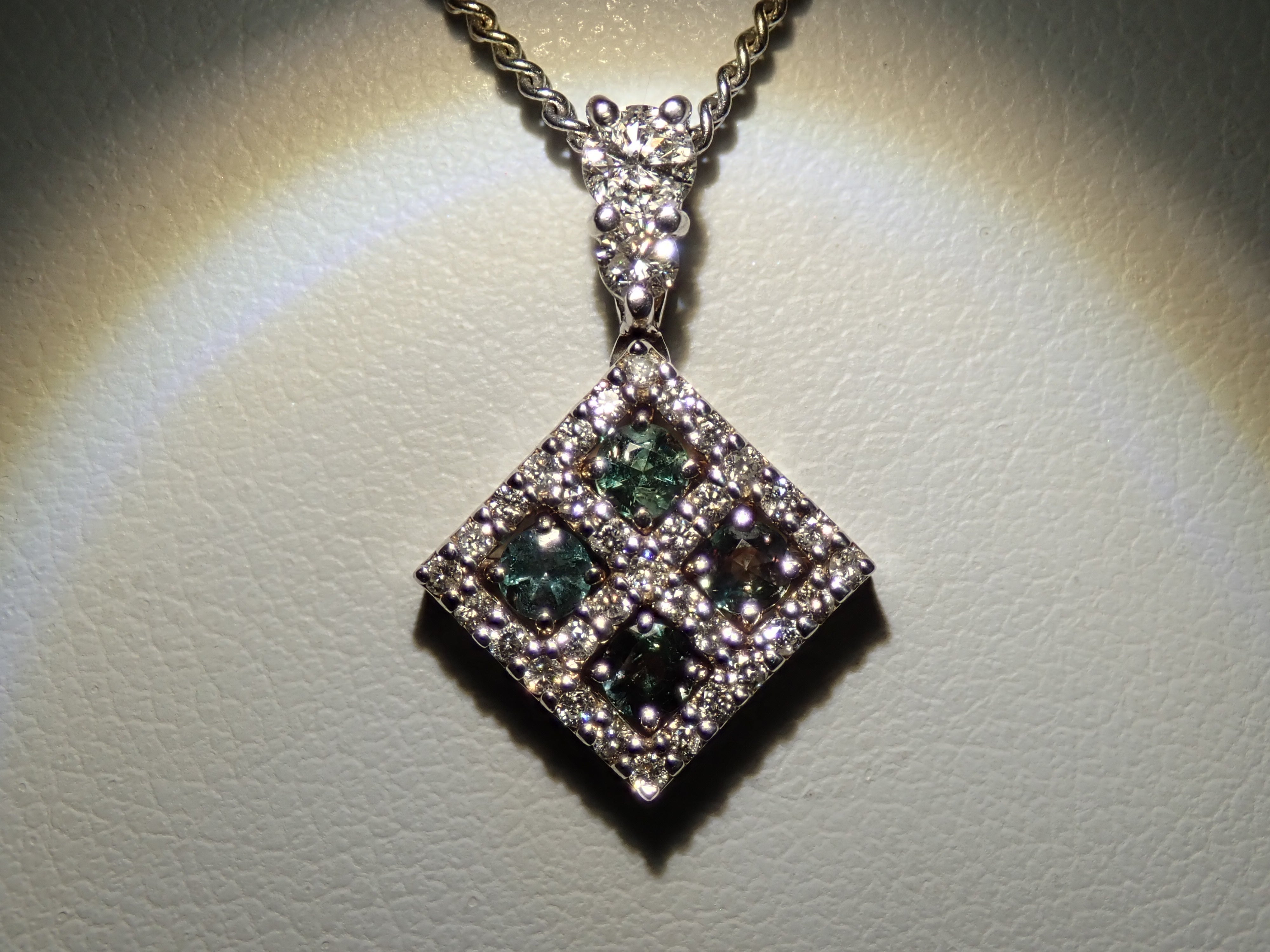 【22602716掲載】【カラフリ】K18WG アレキサンドライト 0.32ct ダイヤモンド0.29ctペンダントトップ(ネックレストップ)鑑別書