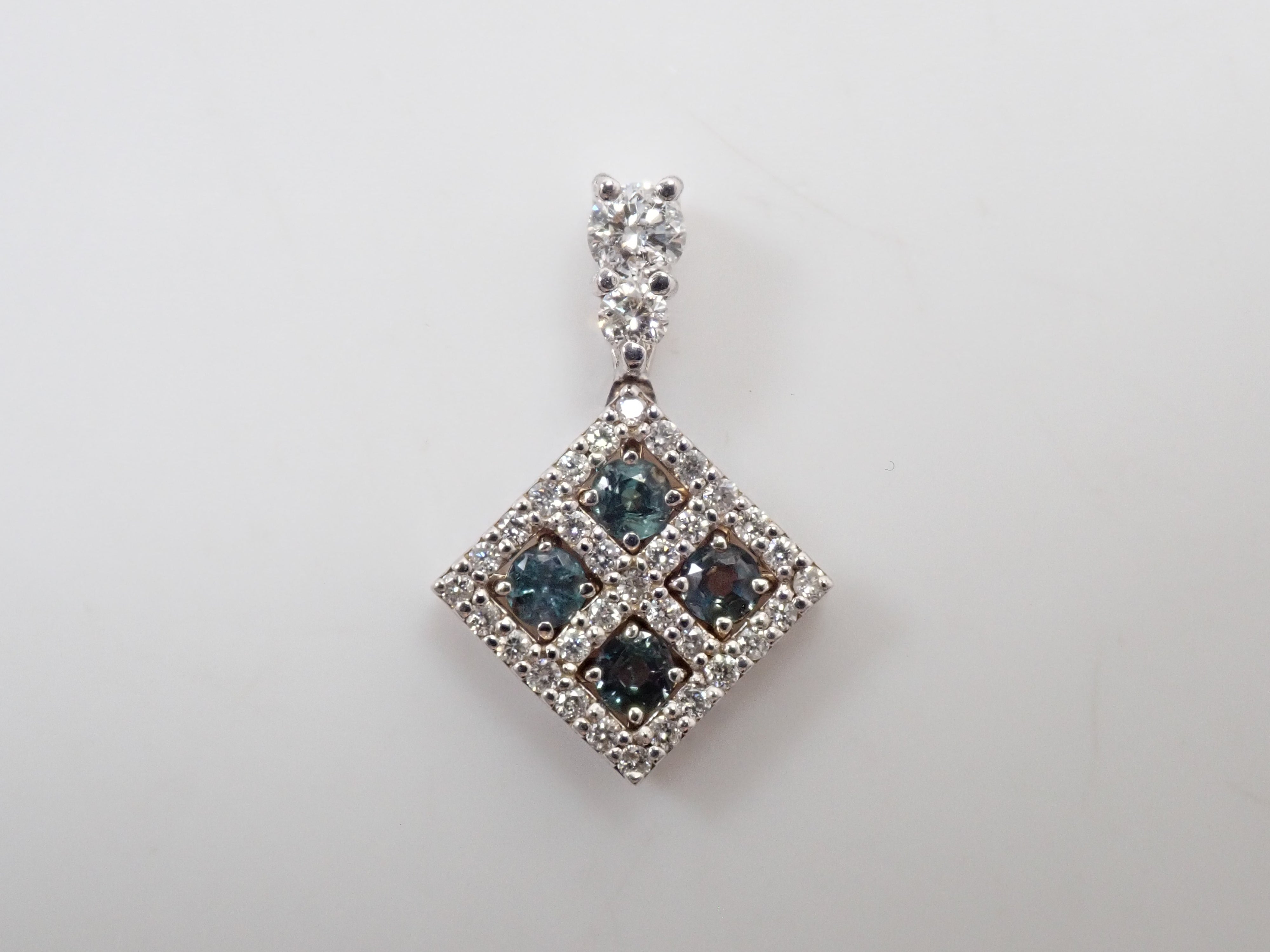 【22602716掲載】【カラフリ】K18WG アレキサンドライト 0.32ct ダイヤモンド0.29ctペンダントトップ(ネックレストップ)鑑別書