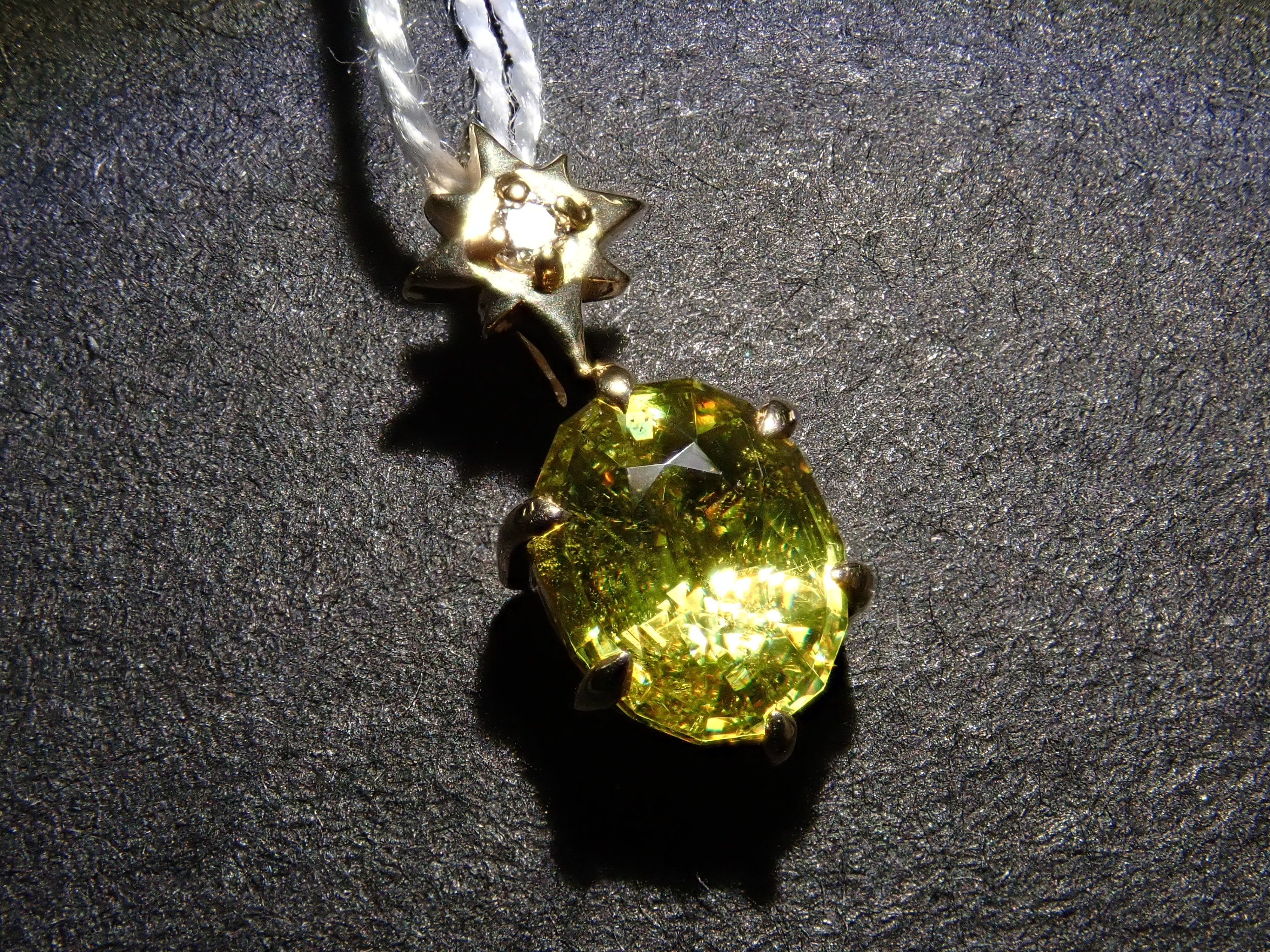 【22602500掲載】K18YG スフェーン 0.597ct ペンダントトップ(ネックレストップ)