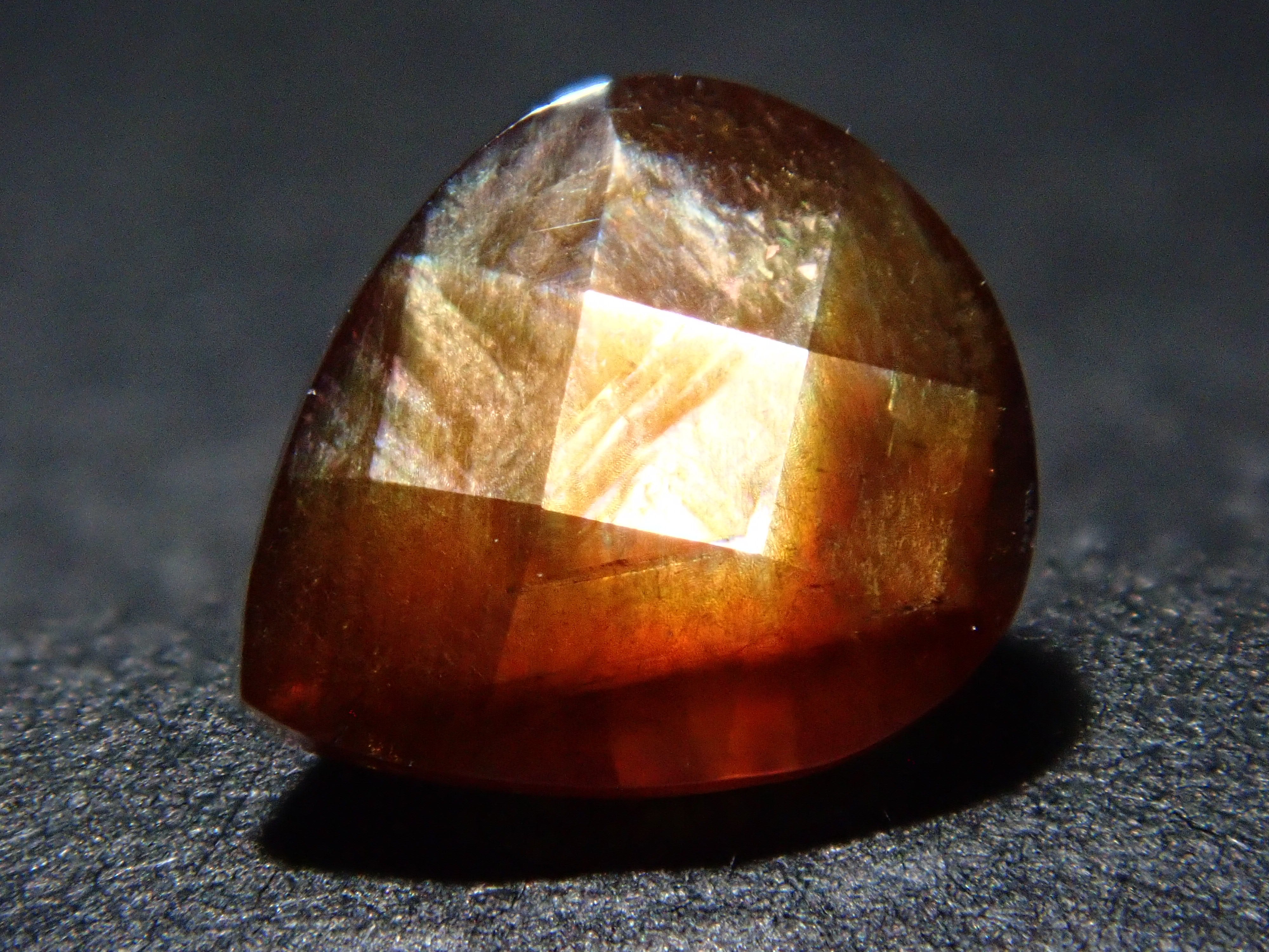 奈良県天川村産レインボーガーネット(アンドラダイトガーネット) 0.639ctルース