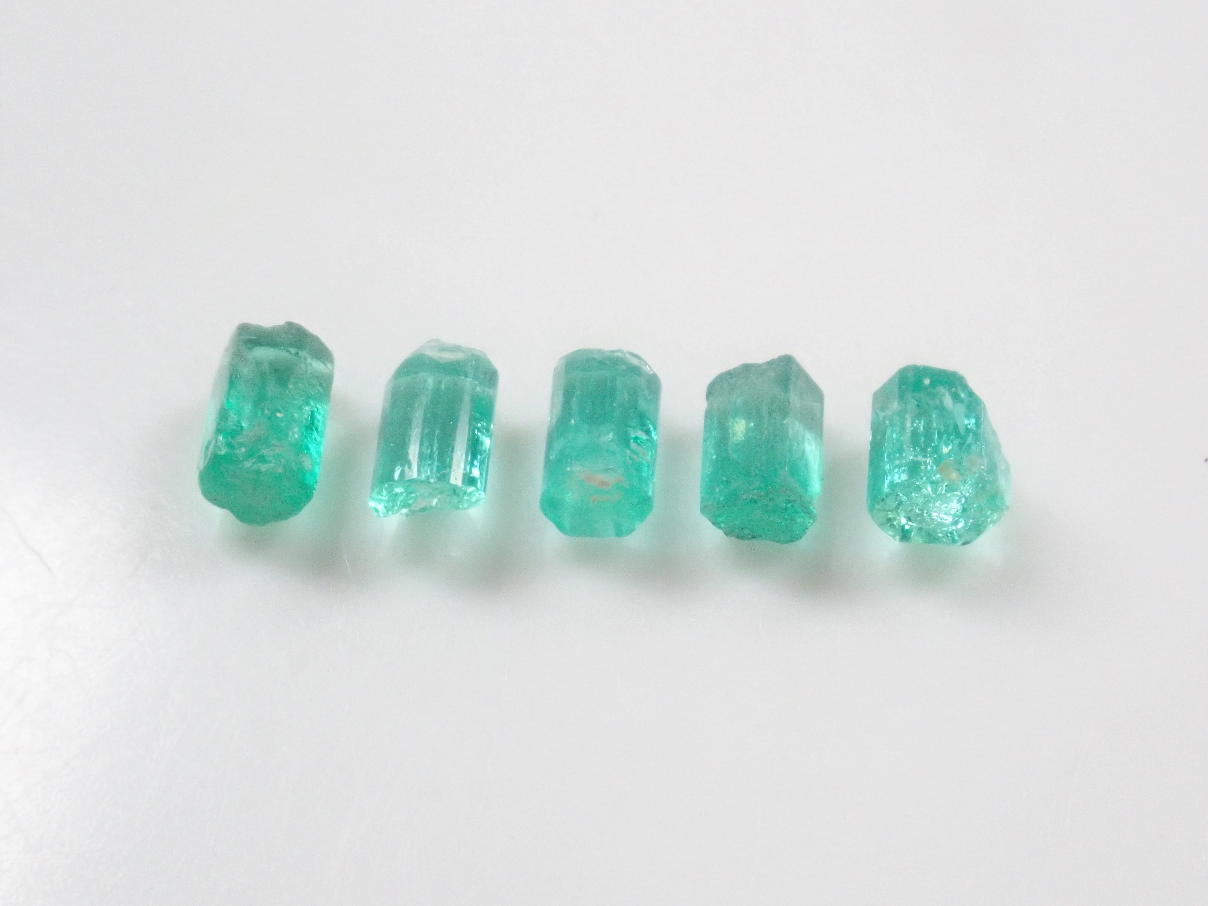 【9/5 22時販売】《限定5石》コロンビア産エメラルド原石(平均0.52ct)《複数購入割引有》
