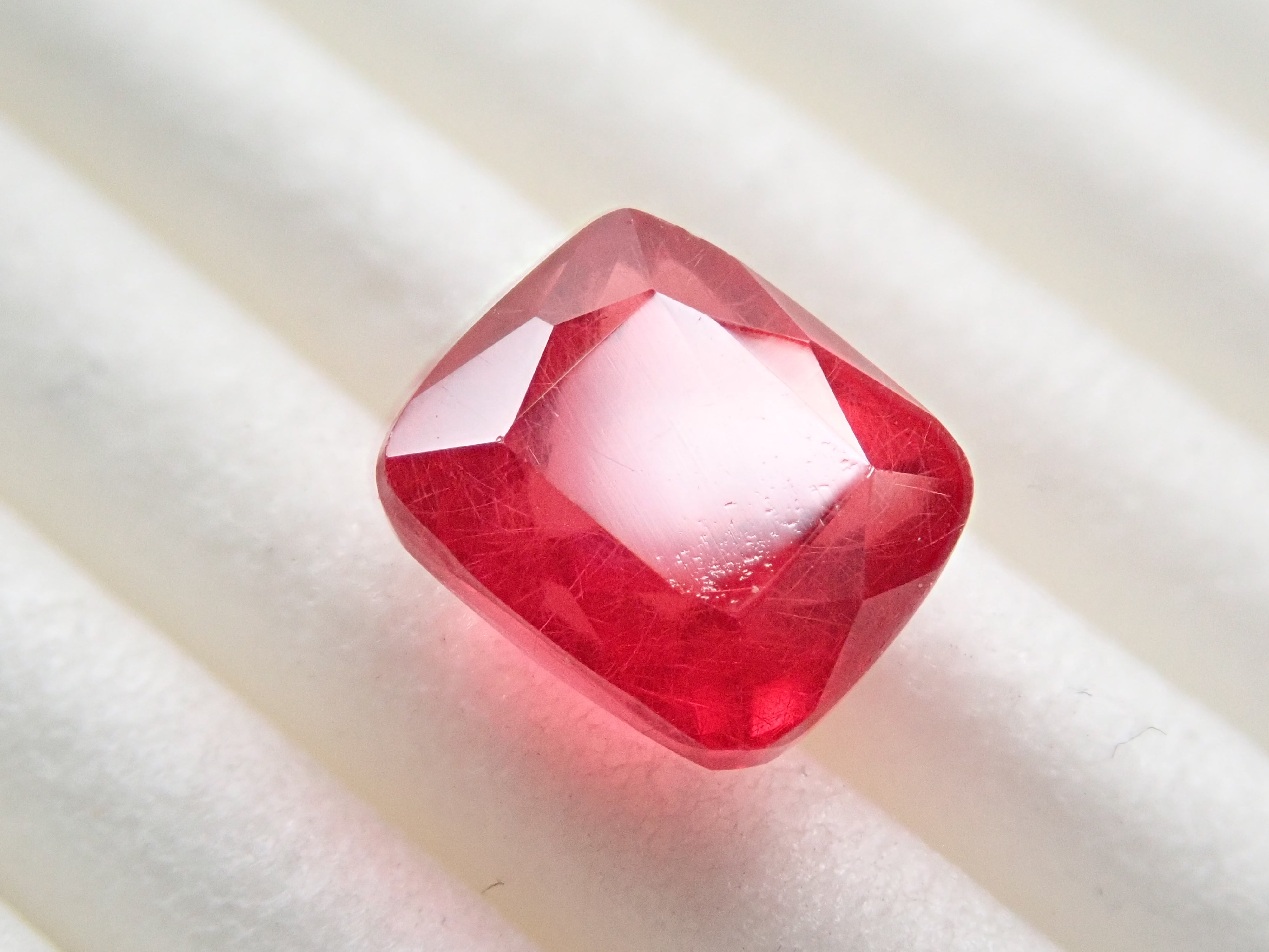 ブラジル産ロードナイト 2.126ctルース 日独鑑