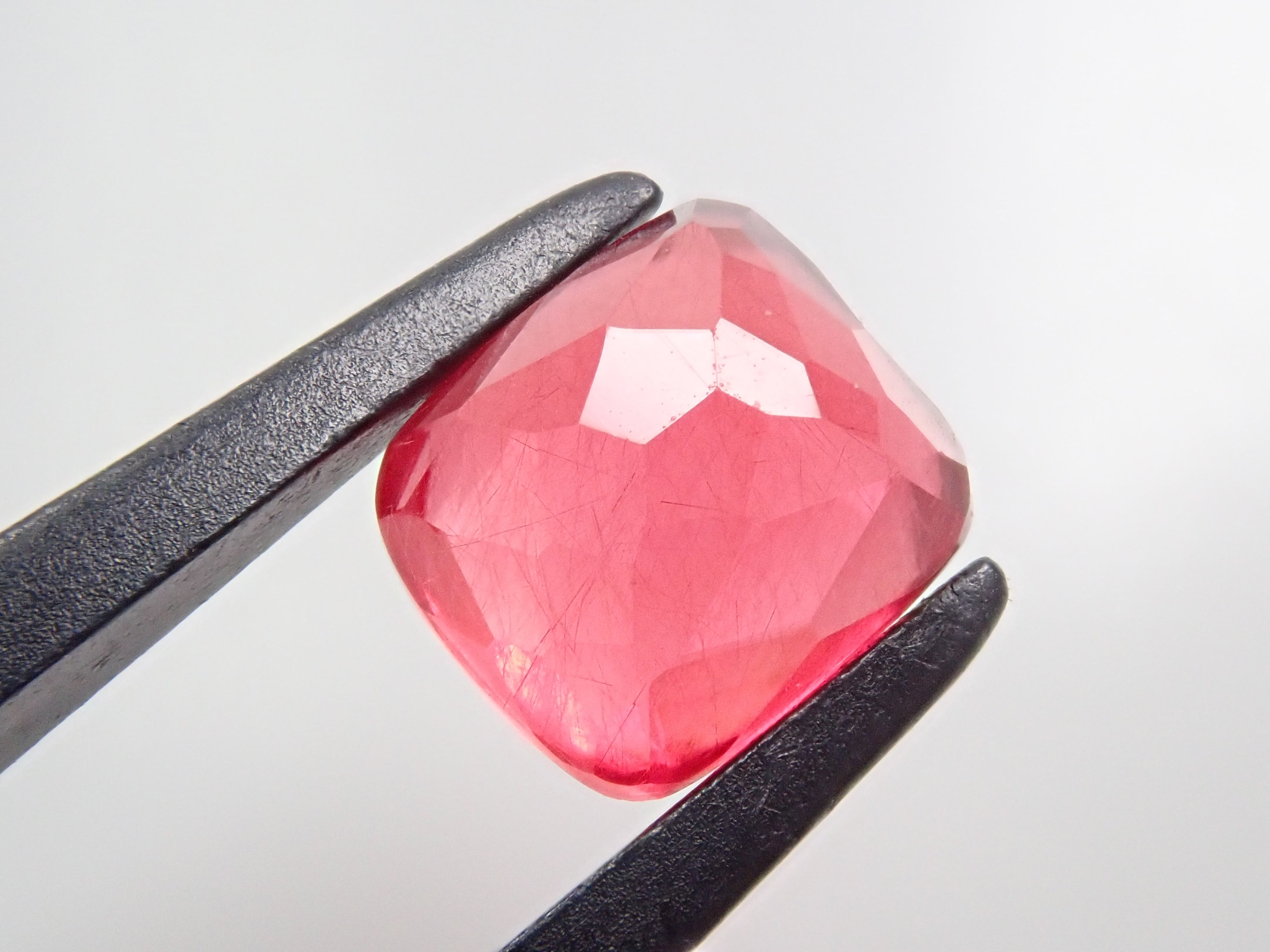 ブラジル産ロードナイト 2.126ctルース 日独鑑