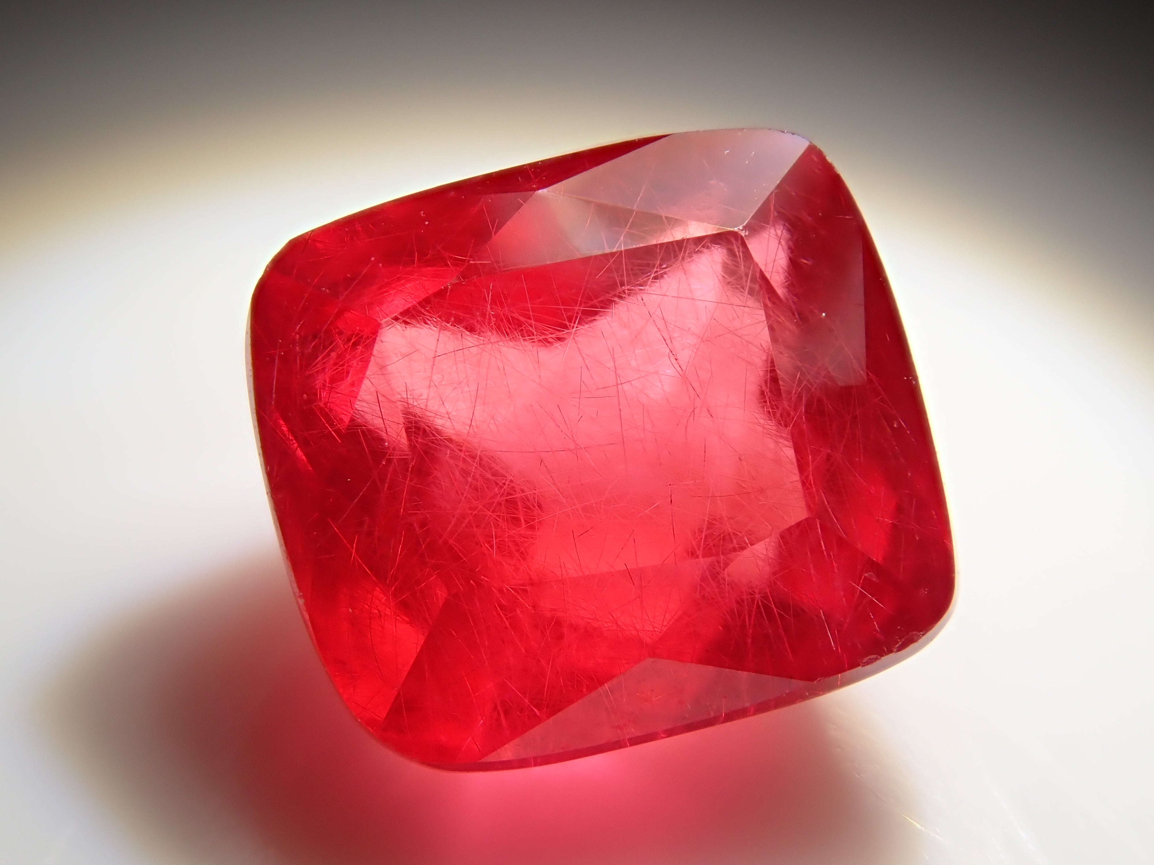 ブラジル産ロードナイト 2.126ctルース 日独鑑