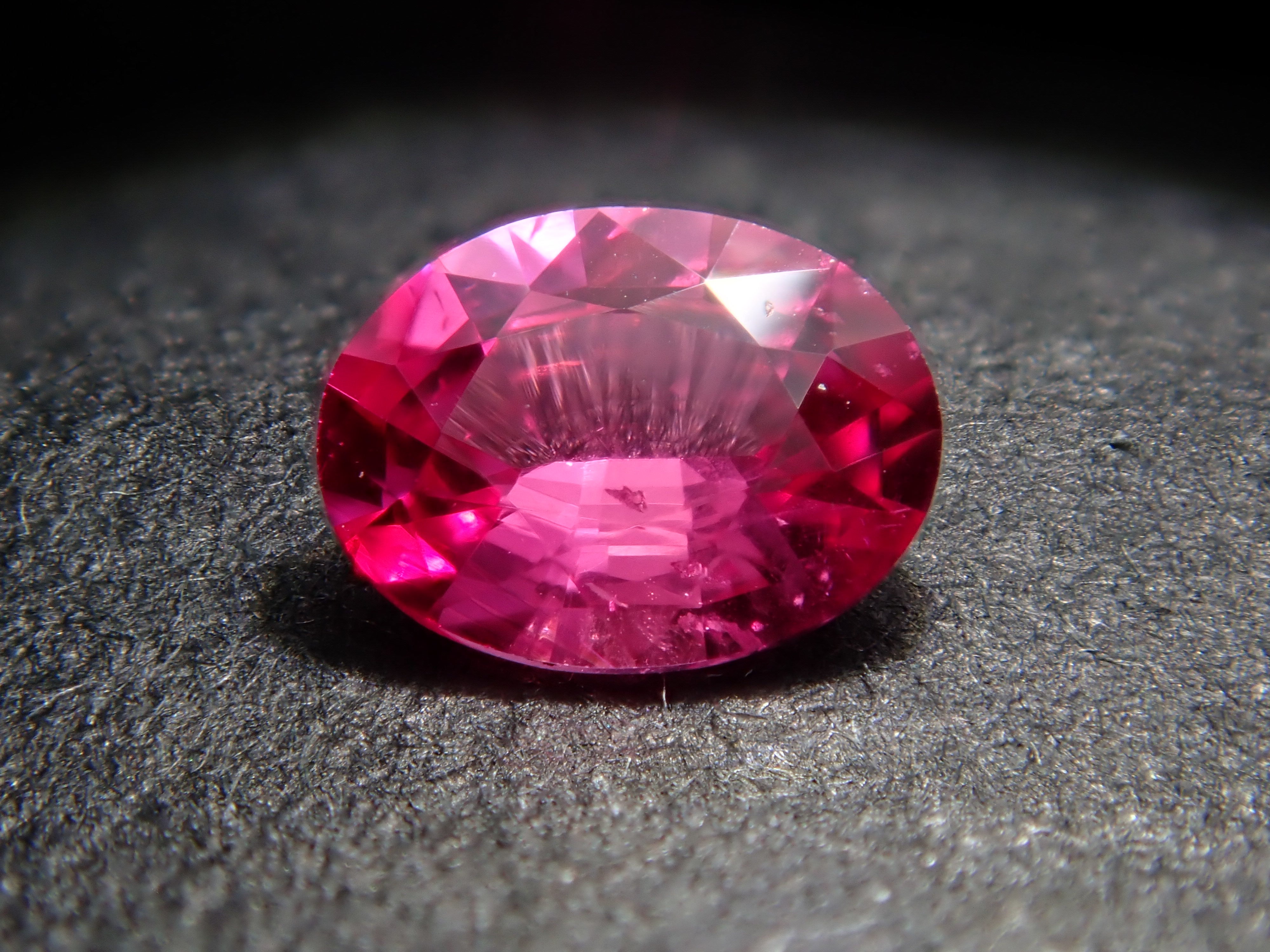モザンビーク産ピンクサファイア 0.213ctルース(ホットピンクサファイア)