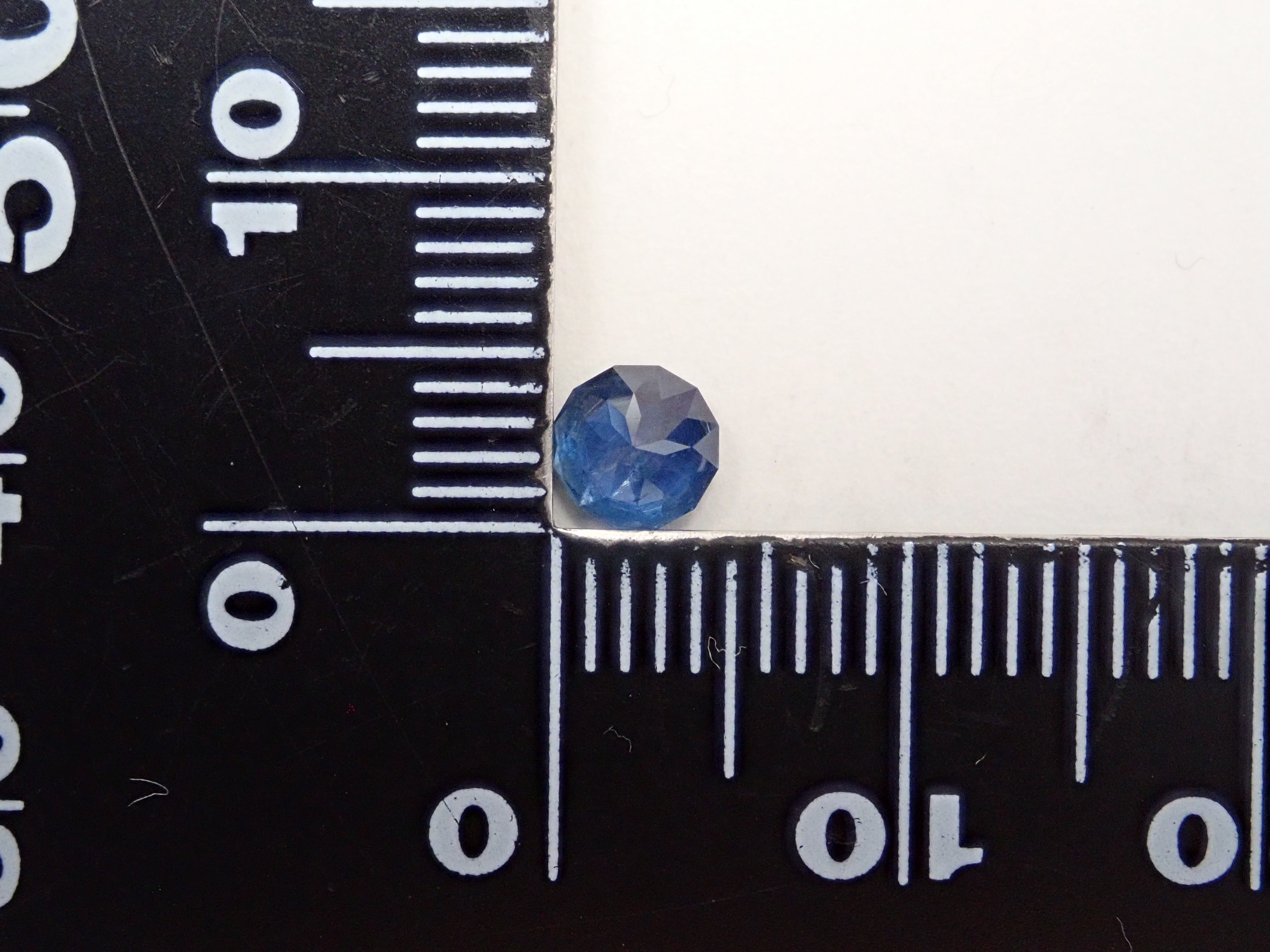 マダガスカル産ブルーサファイア 4.7mm/0.522ctルース